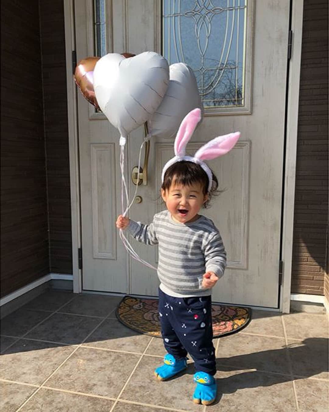 幼児用ファッション地下たびFUM FUM(ファンファン）のインスタグラム：「. うさぎの耳とってもお似合いです😍 風船もいい感じですね💕💕 . この時期になるとイースターのグッツが売っていたり飾り付けがされているのでついつい見てしまいます☺️ . FUMFUMは世界初！機能性と可愛さを兼ね備えた子ども用の地下足袋です✨詳しくは公式HPまで💁 ↓ @fumfum.tabi tabi-fumfum.jp/ig/  または【FUMFUM】で検索(☞＾Å＾)☞📲💻 . #ゲンナイ製薬 #キッズ #1歳 #2歳#3歳 #プレゼント #踏み育 #コドモノ #親バカ部 #ママリ #キッズコーデ #親ばか #ファンファン #散歩 #ファーストシューズ #ベビフル #ママカメラ #キャンペーン #足袋 #地下足袋 #小物入れ #ペンギン #fumfum #ig_kids #ig_kidsphoto #kidsgram_tokyo #love #family #ig_oyabakabu」