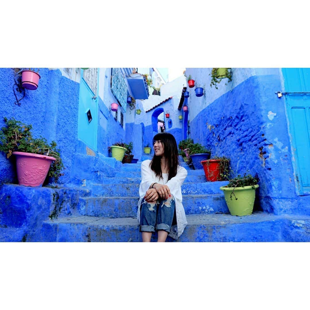 小野木里奈さんのインスタグラム写真 - (小野木里奈Instagram)「_ お久しぶりの更新になってしまいました！(>_<) . 今色々と準備中でして、、 . . . 今日もこれから初めてのことに挑戦してきます✨🙋 . . . 写真はシャウエンの青い街にて。 . . . #モロッコ #モロッコ旅行 #海外旅行 #タビジョ #女子旅 #北アフリカ #シャウエン #青い街 #カラフルバケツ #Morocco #chaouen #bluecity」4月4日 18時29分 - rina_onogi