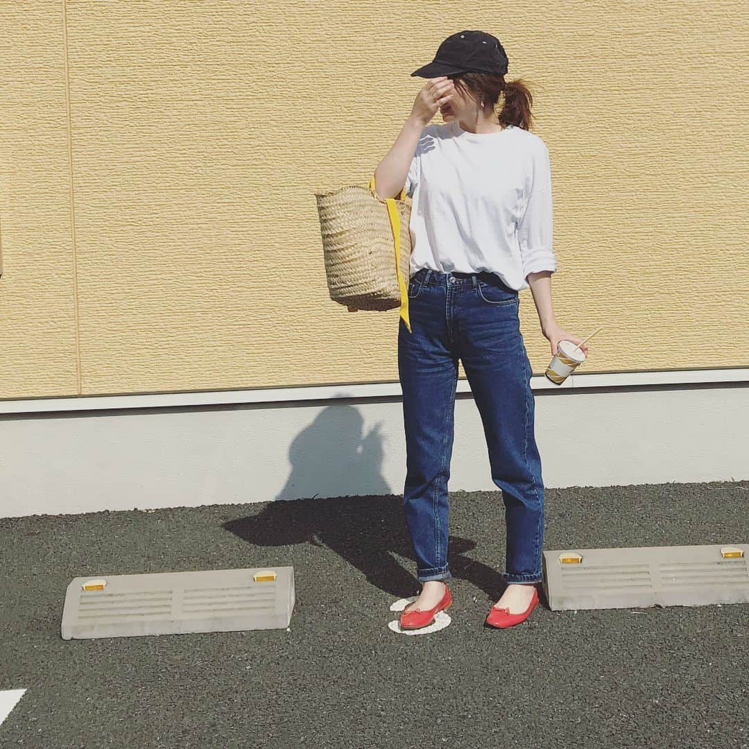 010iii_k_kot_kot__40のインスタグラム：「#instafashion #fashion #fashionstyle #ootd #outfit  夏なの？！ みないな暖かさ🍉 * シンプルにTシャツ×デニム  小物でお色ぶっ込み🌈 * そして、片手に#マックシェイクカフェオーレ  暑い日にピッタリ☀️ * * 明日から娘ʕ•ᴥ•ʔは新学期 朝、ちゃんと起きれるか心配だ💦 ←春休み気分抜けてない😱 * #あっ！遅ればせながら今月もよろしくです🙇‍♀️✨ #code #coodinate #simple #ca4la #auralee #zara #repetto #コーデ #コーディネート #シンプルコーデ #シンプル #ママコーデ #ザラ #レペット #マクドナルド #マックシェイク #明日また寒いって😵#mcdonalds」