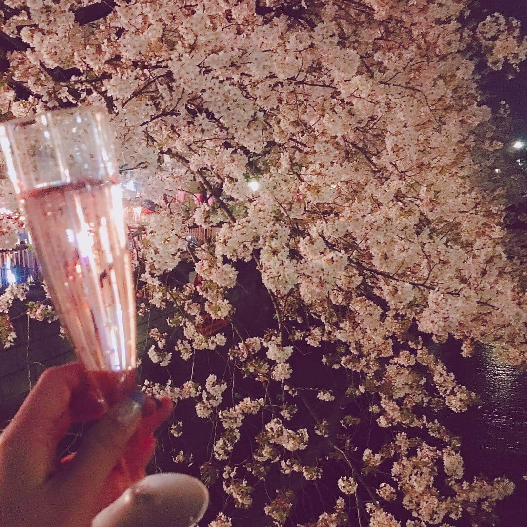 青木りえさんのインスタグラム写真 - (青木りえInstagram)「🌸 🌸 🌸 この前は、お花見🥂💕 #途中 で行くのを #断念しかけて 💦 #ライトアップ が終わってました😅w #綺麗だったな 🍡🍵 #見といて良かった です☺️✨ ネイルはハイライトを見てみてね💖 #nail 💅 #お花見 🌝 #桜 ✨ #🌸」4月4日 18時50分 - aokirie0418