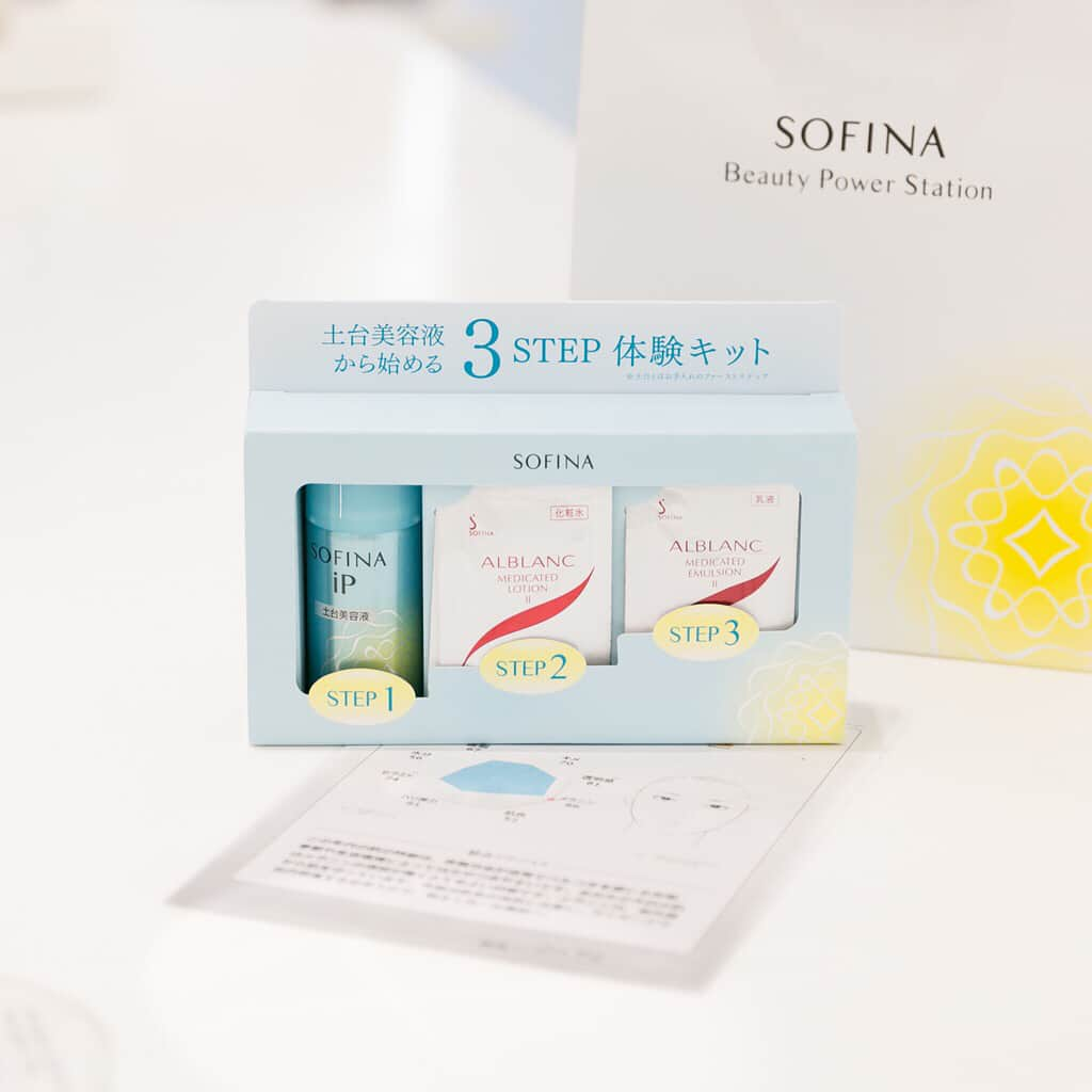 SOFINA Beauty Power Stationさんのインスタグラム写真 - (SOFINA Beauty Power StationInstagram)「＊ 【3STEP体験キット♪】 新生活が始まる今、スキンケアも見直してみませんか？ . #ソフィーナ銀座 ‘Try & Enjoy’Shopでは、15分でお肌の状態が分かる「お肌のクイックチェック」を無料で行っています。 . クイックチェックを受けていただいた方に「3STEP体験キット」をプレゼント中です♪ ※お1人様1回限り、なくなり次第終了となります。 . お肌の乾燥が気になったり、お手入れの仕方がよくわからないとお困りの方はぜひお気軽にBeauty Power Station に遊びに来てください♪ お一人様はもちろん、お友達同士や、親子様でのご来店もお待ちしております！ . . #ソフィーナ #SOFINA #花王ソフィーナ #銀座 #銀座3丁目 #ginza #銀ブラ #スキンケア #ソフィーナip #土台美容液 #肌活 #女子力向上委員会 #美意識向上委員会 #美容好きな人と繋がりたい #美容 #美容部 #素敵女子project #美活 #自分磨き #ステキ女子 #素敵女子 #大人女子 #美容day #リラックスタイム #乾燥肌 #乾燥肌対策 #毛穴汚れ #肌荒れ予防 #肌ケア」4月4日 19時12分 - bbk_ginza_jp