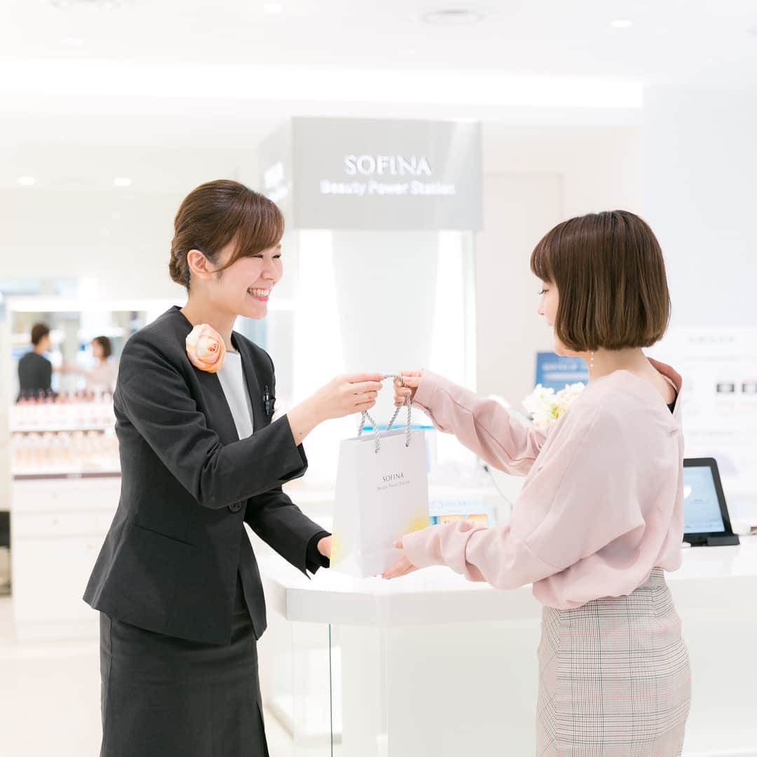 SOFINA Beauty Power Stationさんのインスタグラム写真 - (SOFINA Beauty Power StationInstagram)「＊ 【3STEP体験キット♪】 新生活が始まる今、スキンケアも見直してみませんか？ . #ソフィーナ銀座 ‘Try & Enjoy’Shopでは、15分でお肌の状態が分かる「お肌のクイックチェック」を無料で行っています。 . クイックチェックを受けていただいた方に「3STEP体験キット」をプレゼント中です♪ ※お1人様1回限り、なくなり次第終了となります。 . お肌の乾燥が気になったり、お手入れの仕方がよくわからないとお困りの方はぜひお気軽にBeauty Power Station に遊びに来てください♪ お一人様はもちろん、お友達同士や、親子様でのご来店もお待ちしております！ . . #ソフィーナ #SOFINA #花王ソフィーナ #銀座 #銀座3丁目 #ginza #銀ブラ #スキンケア #ソフィーナip #土台美容液 #肌活 #女子力向上委員会 #美意識向上委員会 #美容好きな人と繋がりたい #美容 #美容部 #素敵女子project #美活 #自分磨き #ステキ女子 #素敵女子 #大人女子 #美容day #リラックスタイム #乾燥肌 #乾燥肌対策 #毛穴汚れ #肌荒れ予防 #肌ケア」4月4日 19時12分 - bbk_ginza_jp