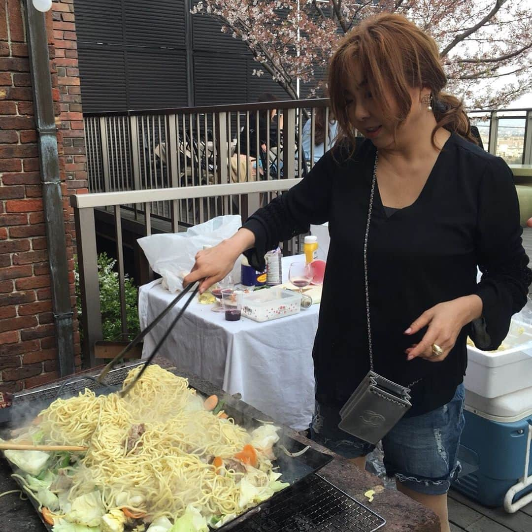 モモコさんのインスタグラム写真 - (モモコInstagram)「花見 . エミズキッチン、エミちゃん先生の実家の花見パーティ！ あたいはいつも焼きそば担当！ 玉出の名店、象屋さんのソバを使っての焼きそばは、大好評！ 必ず目玉焼きをのせるのですが今年は卵を取り合いでした！ 友達に教えて貰ったマジ美味卵でした！ 紹介しとくね！ この日あたしより写真撮られた卵です💕 オレンジエッグの頑固（赤玉）です。 . #ハイヒールモモコ #👠 #👠🍑 #CHANEL #シャネラー #グルメ #エミズキッチン #花見 #🌸 #象屋 #焼きそば #卵頑固 #オレンジエッグ #がんこ村 #むちゃ旨し」4月4日 19時15分 - highheel_momoko