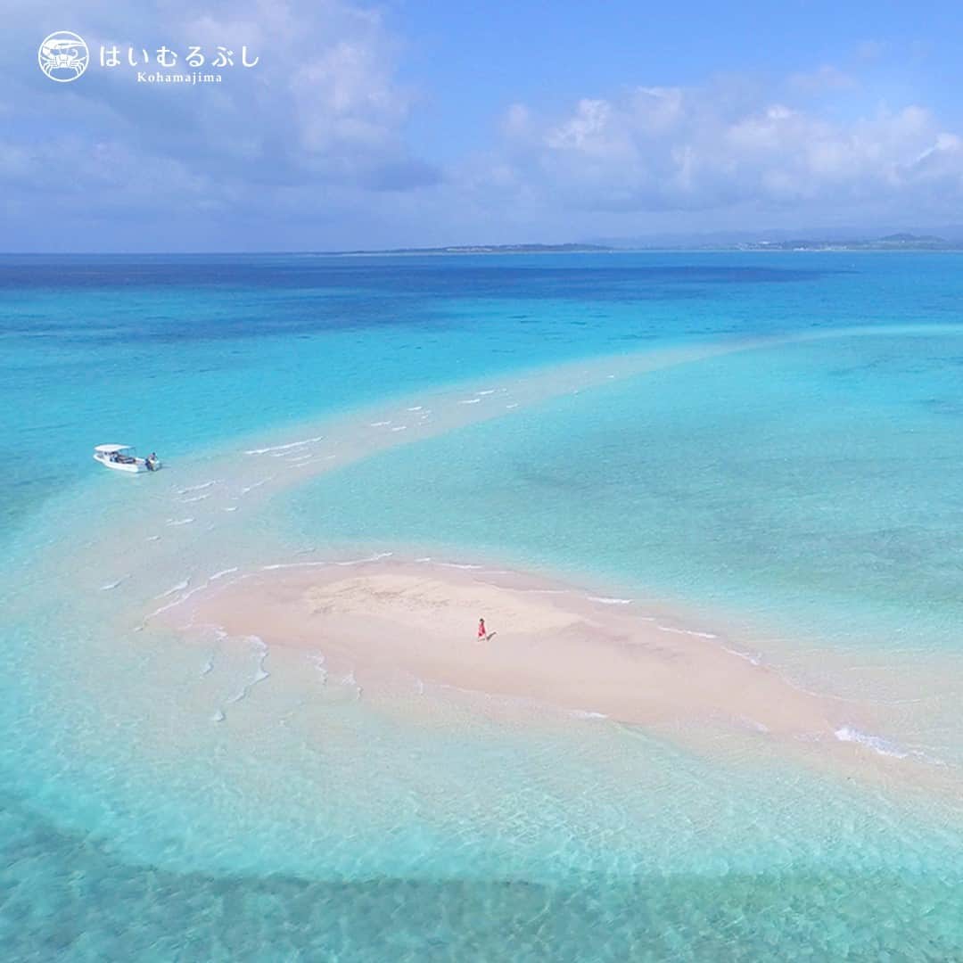 のインスタグラム：「八重山ブルーの海に映える白い砂浜、浜島。干潮時になると姿を現すことから、通称：幻の島と呼ばれています。美しいロケーションが人気の絶景スポットです。 #沖縄 #日本 #旅行 #小浜島 #浜島 #幻の島 #はいむるぶし #okinawa #japan #travel #kohama #hamajima #sandisland #resort #haimurubushi」