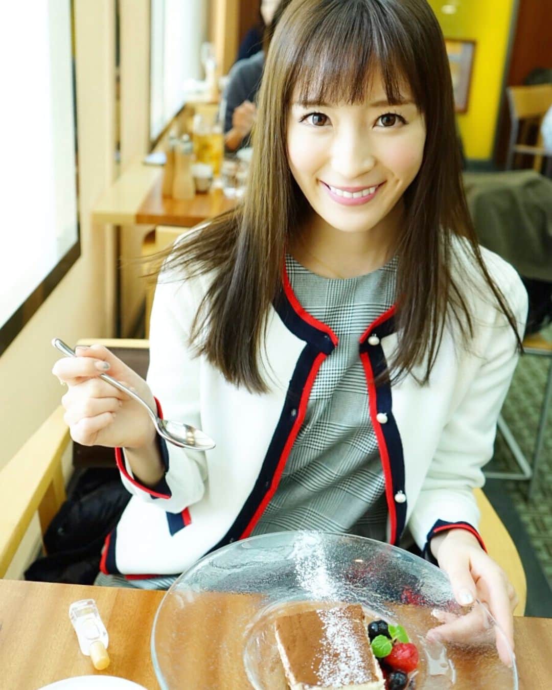 のインスタグラム：「カメラロールが年中甘いものだらけ🎂 ・ 常に持ち歩いてるナチュラリの目薬。 これ何〜？とよく聞かれます😋可愛い♡ 昔はドライアイで、よくさしてたなぁ🌸 #ティラミス #カフェ #グランドハイアット #フィオレンティーナ #スイーツ #デザート #ナチュラリ #目薬 #ナチュラリアイモイスチャー #春」
