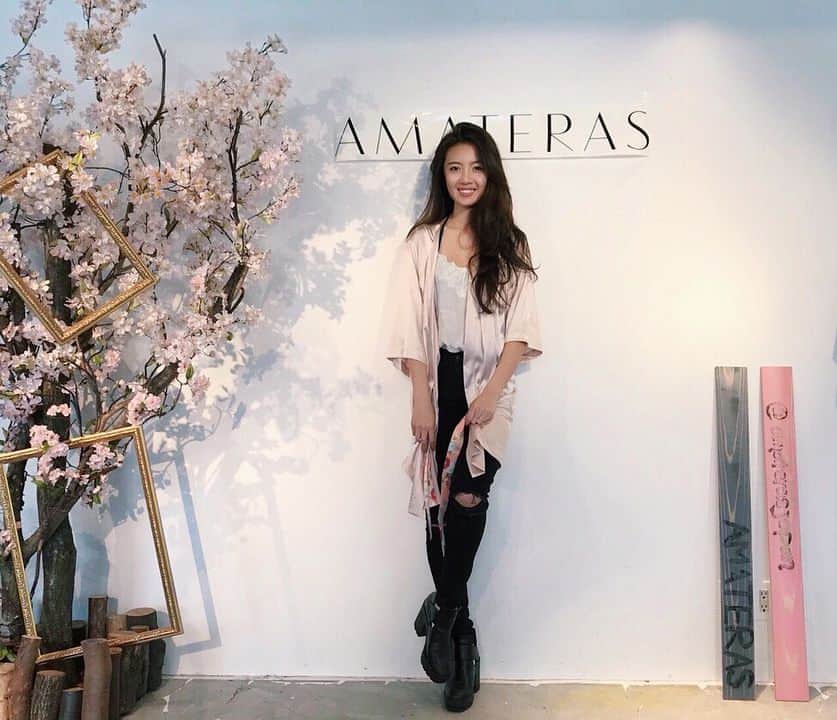 のインスタグラム：「AMATERAS LAUNCH PARTY was A SUCCESS 🌸 ‘ 昨日は、 @amaterasjapan のお披露目会を兼ねたオープニングパーティーでした。芸能関係者様、プレスの皆様並びにたくさんの友達も200人近く来てくれて、大成功となりました。 ’ 前日までドキドキと不安でいっぱいだったけど、当日朝から協力してくれた友達のおかげで準備もスムーズにいき、とっても素敵な会場に仕上がりました！Natalia、Meliza、Riona本当にありがとう。 ‘ フォトブースに置いてあったバスローブもみんな似合ってて、商品を実際に見てもらえてよかった！早く展示会とかでみーんなにも質の良さとかこだわりをわかってほしいな！ ’ ご来場頂いた皆さま、本当にありがとうございました。まだまだこれからですが、今後ともAMATERASを宜しくお願い致します。 #amaterasjapan #risingfromtheeast」