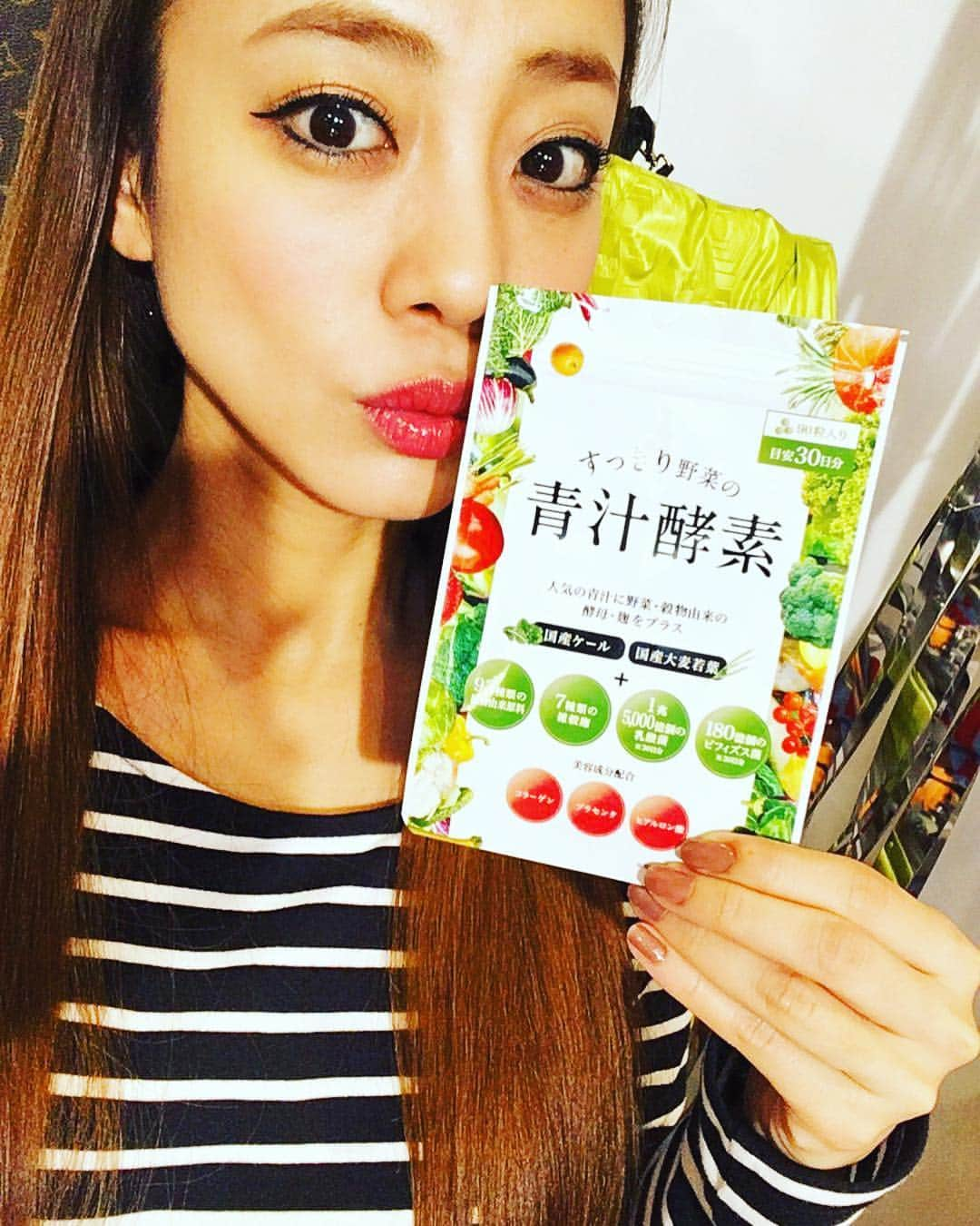 あびる優さんのインスタグラム写真 - (あびる優Instagram)「以前番組で紹介してから飲んでる青汁酵素😊✨小粒で飲みやすいし、お肌に良い成分も入ってるし、普段なかなか野菜を摂れないor摂らない人にはもってこい😛🎉 私的にはかなりありがたい☺️🙌#すっきり野菜の青汁酵素#酵素#ダイエット#野菜#美容#いい感じ」4月4日 19時52分 - yuabiru74