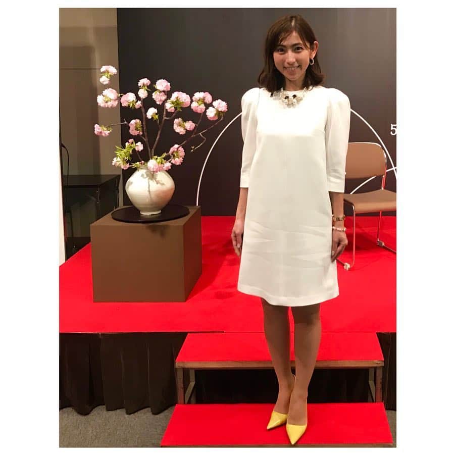 のインスタグラム：「今日は司会の仕事。 古美術骨董月刊誌「目の眼」が第５００号を迎えることを記念した感謝の会にて司会進行を務めています。 . 衣装はCELFORDの白いワンピース . ワンピースの上品な雰囲気が今日のパーティにピッタリでした✨ #celford #今日の衣装」