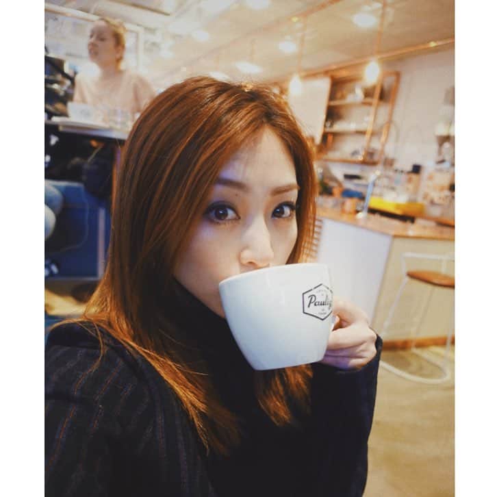 のインスタグラム：「今日もお疲れ様です♡ あたかかったですね🐣  明日は今日より10度気温が下がるそうです。  油断は禁物だー💥 Good evening💋It was nice and warm today.10 degrees tempderature seems fall detomorrow than today.I'm not out of the woods yet👀  #pauligkulma  #aleksanterinkatu  #kulma  #helsinki  #finland  #coffee  #time と見せかけ実は #hot #chocolate 🍫」