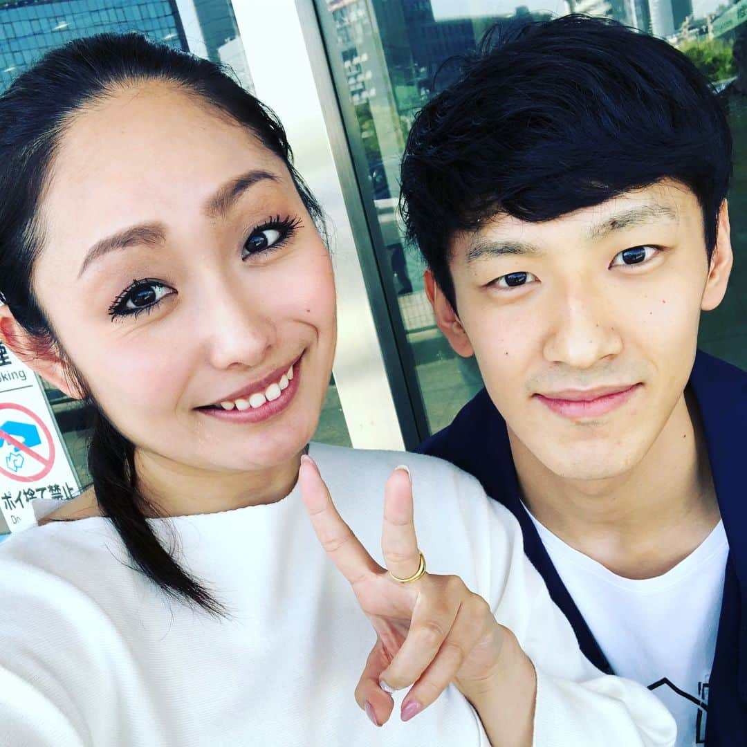 安藤美姫さんのインスタグラム写真 - (安藤美姫Instagram)「I met Keita @kwatanabe18!!! He is Short track speed skating athlete and Olympian💪✨✨✨ it was great to meet you and thank you for having your time for me😌🙏 I had a good time with you and also your friend too😁😊 ショートトラック選手の渡邊啓太君に会いました😌✨ 時間つくってくれてありがとう&楽しい時間をありがとう😌😊✨ お友達もいらしてくれました🙏 これからも応援します💪💪💪 ショートトラックのスタートのポジションとってみたけど…なんか安藤遅そう！？笑笑 #ショートトラック #フィギュアスケート #初対面 #めちゃいい子 #応援 #渡邊啓太」4月4日 22時53分 - miki_m_ando0403