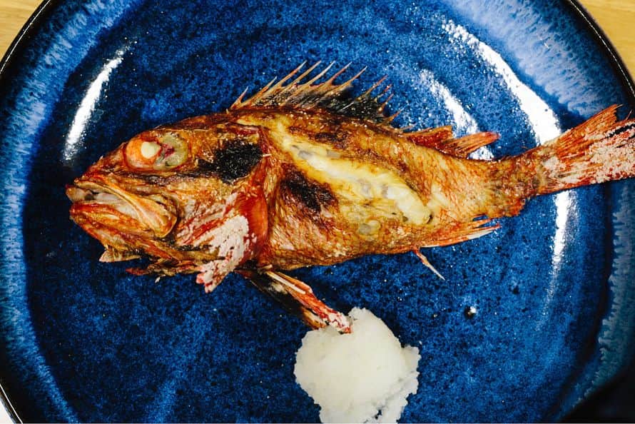 ブルータスさんのインスタグラム写真 - (ブルータスInstagram)「【おいしい魚が食べたくて★発売中】得意な料理は焼き魚、なんて言ったら失笑されそうですが、コツなんて存在しなそうな料理ほど実は奥が深い。日本一の焼き魚、と呼び声高い気仙沼＜福よし＞のそれは噂に違わぬ、まさに素晴らしい焼き魚。うーん、正直、これまで食べたことがない旨さ。焼き魚で、食べたことのない味、ってなんだかすごくないですか？ 残った頭と骨はお椀に入れてスープにします。麺を入れても美味しいそう。どうです？ 最高でしょ？ BRUTUS最新号は「おいしい魚が食べたくて」。おいしい魚料理の名店から魚食文化の歴史まで。お魚愛が詰まっています。#BRUTUS #ブルータス　#おいしい魚が食べたくて。#魚 #気仙沼 #福よし https://magazineworld.jp/brutus/」4月5日 11時21分 - brutusmag