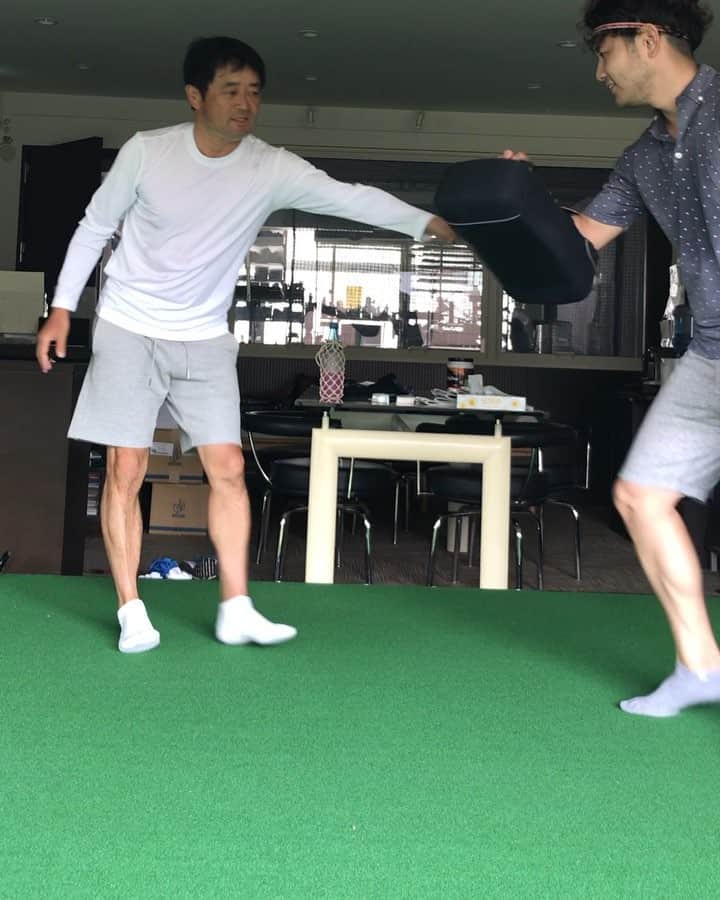 のインスタグラム：「新企画！笑 「46才からの目指せヘッドスピード50m/s シリーズ」 今はマックス47m/s しっかし2枚目カッコ悪〜〜😭😭😭なんやその情けない顔は〜〜足上げろ〜〜😭 #golf #golfing #男子ゴルフ #ゴルフ男子 #男子ツアー #golflife #ゴルフ大好き #ゴルフウェア #フィットネス#ゴルフ練習 #日本ツアー#ゴルフトーナメント#ゴルフ#ゴルフ女子#ゴルフクラブ #ゴルフ場#ヨコタゴルフベース#ゴルフレッスン#つるやゴルフ#AXEL#46才からの目指せヘッドスピード50m/sシリーズ」