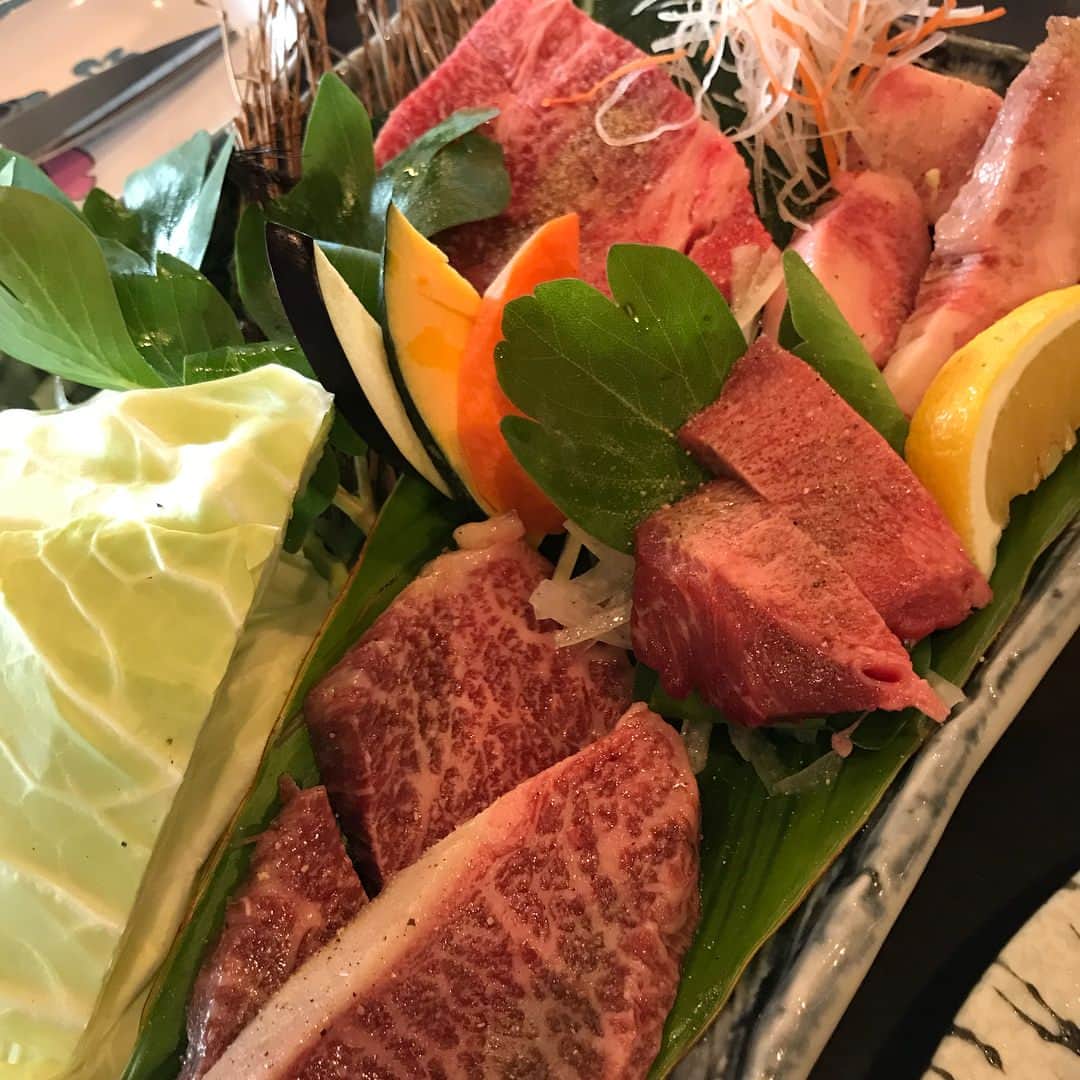 甘糟記子さんのインスタグラム写真 - (甘糟記子Instagram)「プール遊びの後は焼肉ランチ！ やっぱり肉！（笑）  きたうち牧場さんへ！  いや〜、美味しい！ なんでしょね（笑）  やっぱり石垣は肉だわ(๑˃̵ᴗ˂̵) そして帰りにゆらてぃく市場へ！  地元の野菜や果物がいっぱい！  葉物は迷ったけどやめて、オクラやインゲンなどの豆類、あと島バナナ、ピーチパインを買いました（≧∇≦） この時期輸入のオクラばっかりだから、安くて綺麗な沖縄産のオクラは貴重！  あとパプリカやカラーピーマンも安かったのでゲット！  やはり気候が違うので、東京では高いお野菜が安い！持ち運びできそうなものは買いですよね！！ 手持ちのコロコロトランクに入れました(๑˃̵ᴗ˂̵) #家族旅行#ゆらてぃく市場#きたうち牧場 #焼肉#石垣島#旅行#野菜市場」4月5日 8時15分 - norihey924