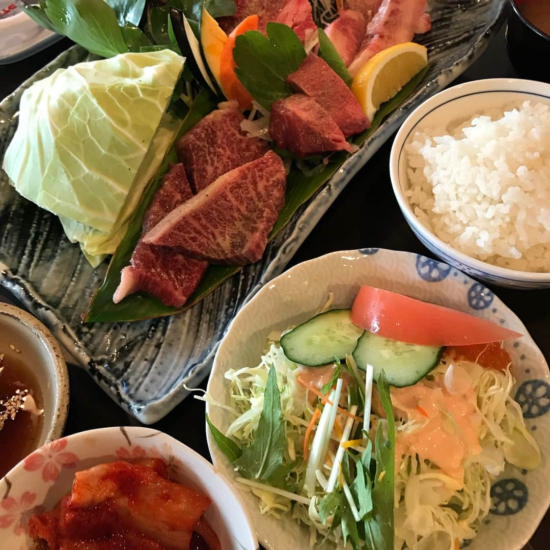 甘糟記子さんのインスタグラム写真 - (甘糟記子Instagram)「プール遊びの後は焼肉ランチ！ やっぱり肉！（笑）  きたうち牧場さんへ！  いや〜、美味しい！ なんでしょね（笑）  やっぱり石垣は肉だわ(๑˃̵ᴗ˂̵) そして帰りにゆらてぃく市場へ！  地元の野菜や果物がいっぱい！  葉物は迷ったけどやめて、オクラやインゲンなどの豆類、あと島バナナ、ピーチパインを買いました（≧∇≦） この時期輸入のオクラばっかりだから、安くて綺麗な沖縄産のオクラは貴重！  あとパプリカやカラーピーマンも安かったのでゲット！  やはり気候が違うので、東京では高いお野菜が安い！持ち運びできそうなものは買いですよね！！ 手持ちのコロコロトランクに入れました(๑˃̵ᴗ˂̵) #家族旅行#ゆらてぃく市場#きたうち牧場 #焼肉#石垣島#旅行#野菜市場」4月5日 8時15分 - norihey924