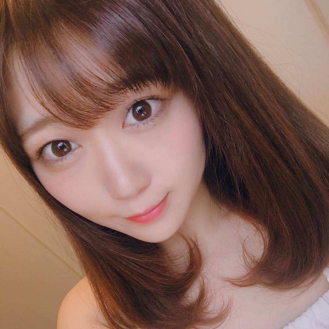 あやぱんのインスタグラム：「暖かくなって肌質変わったのでスキンケアを一新しました〜🌷🌸🐝🌸🌷一気にニキビ出来て焦ったけどなんとか治ってきた #albion #新生活#新居は自撮りが盛れる」