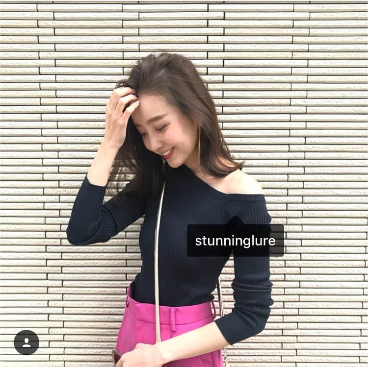 のインスタグラム：「. . DMでもご質問頂くこのトップスは @stunninglure のものです⭐️ . . DMでご質問やメッセージ頂いている皆様🙇‍♀️ お返事が全然間に合っていなくてすみません😢 . 少しずつお返事させて頂いています🙇‍♀️❤️」