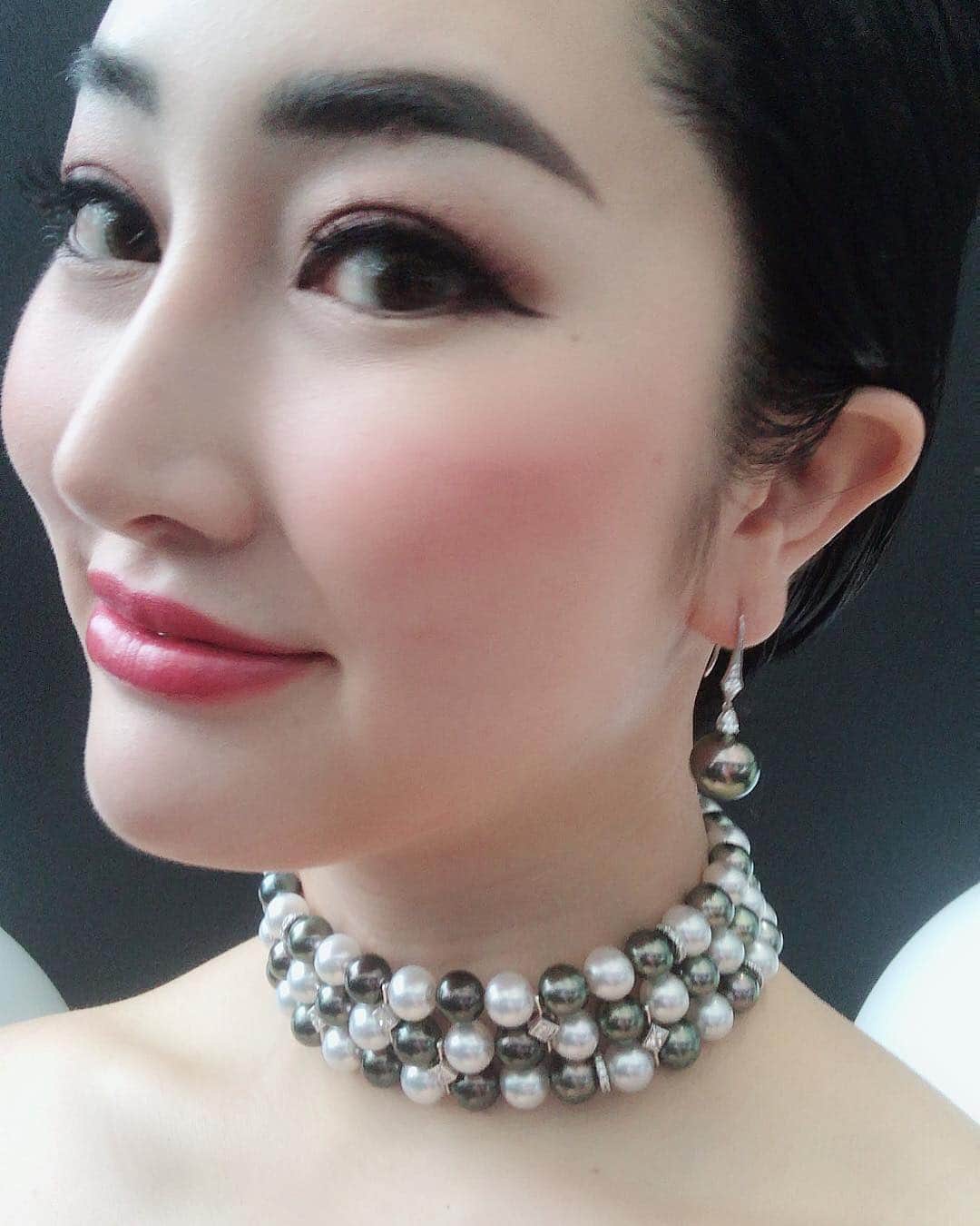 筒井菜月のインスタグラム：「今回私が着用させて頂いたのは、南洋で採れる白パールと黒パール、ダイヤモンドを組み合わせた豪華なネックレスです✨ パールの色のグラデーションがとても美しく、気分が引き締まりました❣️ #MIKIMOTO #ミキモト #真珠」
