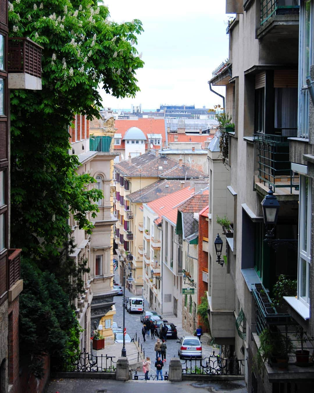 Giuliaのインスタグラム：「Budapest ･ Un anno fa, in questo periodo, sono andata in giro per l'Europa e ho fatto un sacco di foto, ovviamente. Poi sono tornata a casa, ho selezionato le foto che mi piacevano di più e le ho messe in una cartella. Di quelle ne ho caricato cinque più o meno. Poi mi son stufata. Questa è una di quelle, scattata a Budapest. ･ #wow #budapest #beautiful #follow #followme #amazing #instamood #picoftheday #view #instacool #like4like #l4l #lfl #instatrip #igersitalia #instapassport #city_explore」