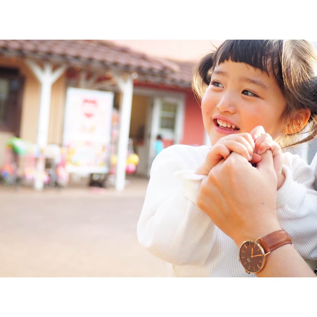 のインスタグラム：「20180405 * * すっかり旅慣れしてる娘さん👧 今回は乳搾り体験やたくさんの動物と遊んだり、いろんな飛行機を見たりまた新たな体験ができました🐄♡ 最近写真整理できてないからまとめてしなきゃ🎞 シュールな2枚目とあとは久しぶりの変顔いろいろ。 * プールや公園の遊具等はなかなか度胸のある娘だけど鬼さんとトイレのハンドドライヤーはこわいよう🤫 なんでこわいんやろ😂 * * @danielwellington  腕時計のご購入で、交替ストラップを贈呈✨15%OFFクーポンコード併用可能のスプリングキャンペーン開催中だそうです✨ クーポンコード⌚︎【Kyooon】 #3歳#3歳11ヶ月#danielwellington」