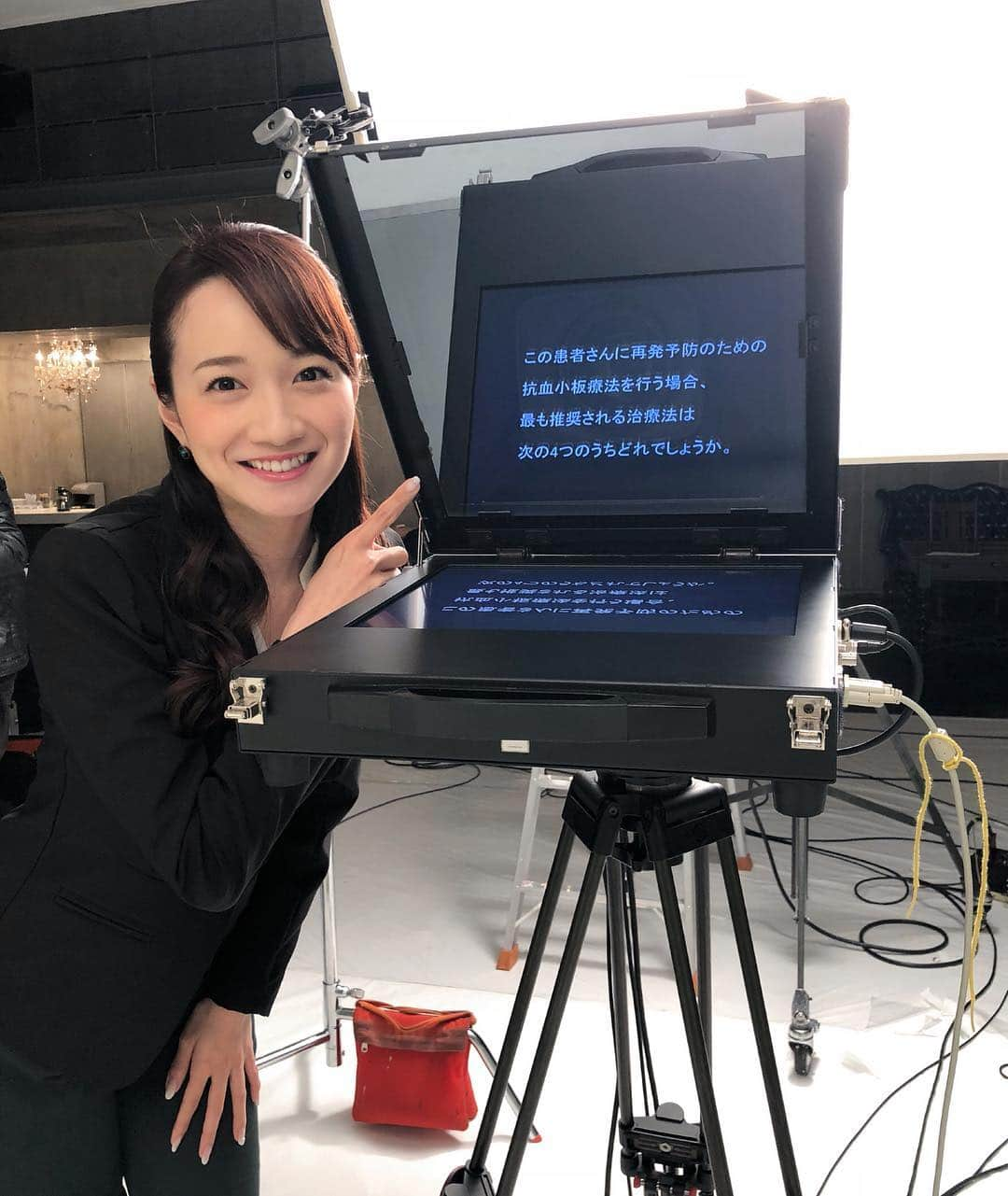 松原江里佳さんのインスタグラム写真 - (松原江里佳Instagram)「📹 暗記パン🍞使わずに読めるのは プロンプター様のおかげ。 カメラの手前に原稿が写るのです。 (●´ω｀●) そして今週は大切なイベントもあります✨ #画面の奥に #カメラ #原稿  #スターダスト  #フリーアナウンサー  #バイエル #医薬品 #バイアスピリン #ナビゲーター #ヘアメイク #メイク #巻き髪 #美容 #プロ #言いにくい #言葉 #頑張る #でこ #医者 #医師」4月5日 11時41分 - erika_matsubara