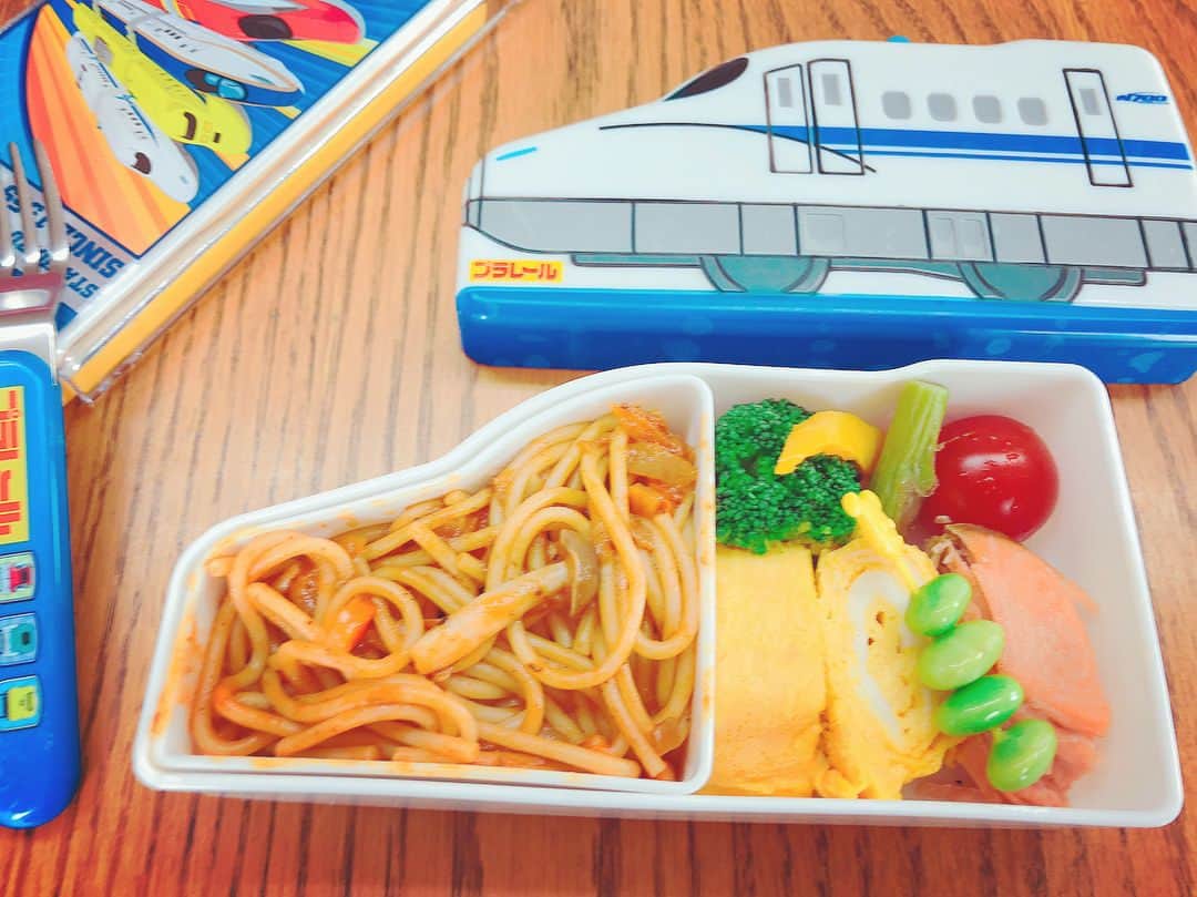 釈由美子さんのインスタグラム写真 - (釈由美子Instagram)「今日のお弁当♡ ナポリタンと鮭と卵焼きと野菜🥦 午後も取材が2本入っているので、お昼ご飯を作ってきました🍱  #子どもはナポリタン鉄板です😍 #でも絶対手や服が汚れるよね #外出時、しかも仕事中に… #チョイスまちがえた」4月5日 14時04分 - yumikoshaku