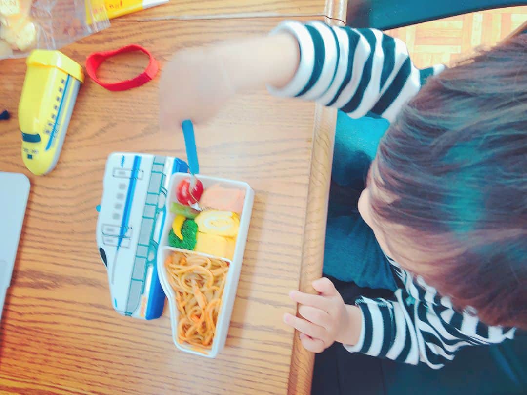 釈由美子さんのインスタグラム写真 - (釈由美子Instagram)「今日のお弁当♡ ナポリタンと鮭と卵焼きと野菜🥦 午後も取材が2本入っているので、お昼ご飯を作ってきました🍱  #子どもはナポリタン鉄板です😍 #でも絶対手や服が汚れるよね #外出時、しかも仕事中に… #チョイスまちがえた」4月5日 14時04分 - yumikoshaku