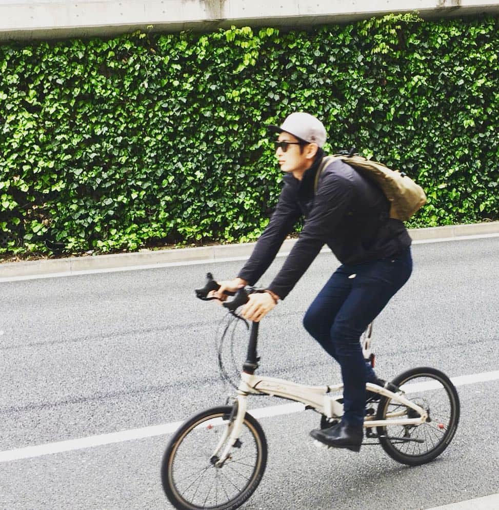 松田悟志さんのインスタグラム写真 - (松田悟志Instagram)「自転車日和。 今日はスタジオまでの往復をば。 #サイクリング #ミニベロ #自転車通勤 #dahon」4月5日 14時05分 - matsuda_satoshi1216