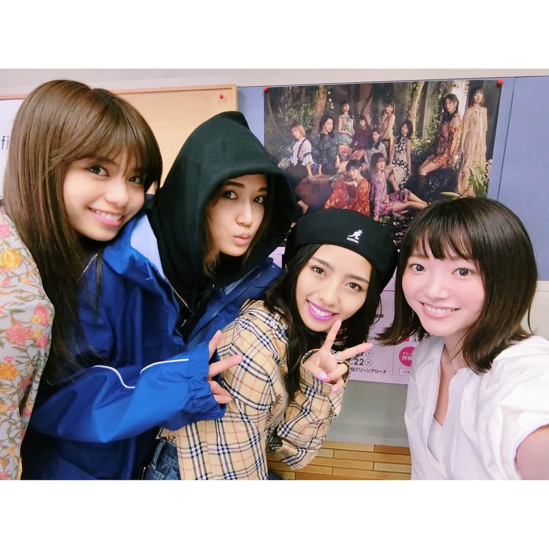 的場絢香さんのインスタグラム写真 - (的場絢香Instagram)「#20180405 " E-girls " 藤井夏恋さん、 SAYAKAさん、 佐藤晴美さん をお迎えしました♥ (木曜Ciao!14:00〜ON AIR!! 聞き逃した方は、 radikoのタイムフリーで♩) * 今日18:15〜香林坊アトリオにて、 "E-girls アトリオ Spring meeting" トークショーを行います♩ 観覧フリー！！ ぜひお越しください♬ _____________________________ #Egirls #E_girls #EGfamily #藤井夏恋 さん #SAYAKA さん #佐藤晴美 さん #エフエム石川 #HELLOFIVE #木曜Ciao #ciao805fm」4月5日 14時16分 - ayaka_matoba