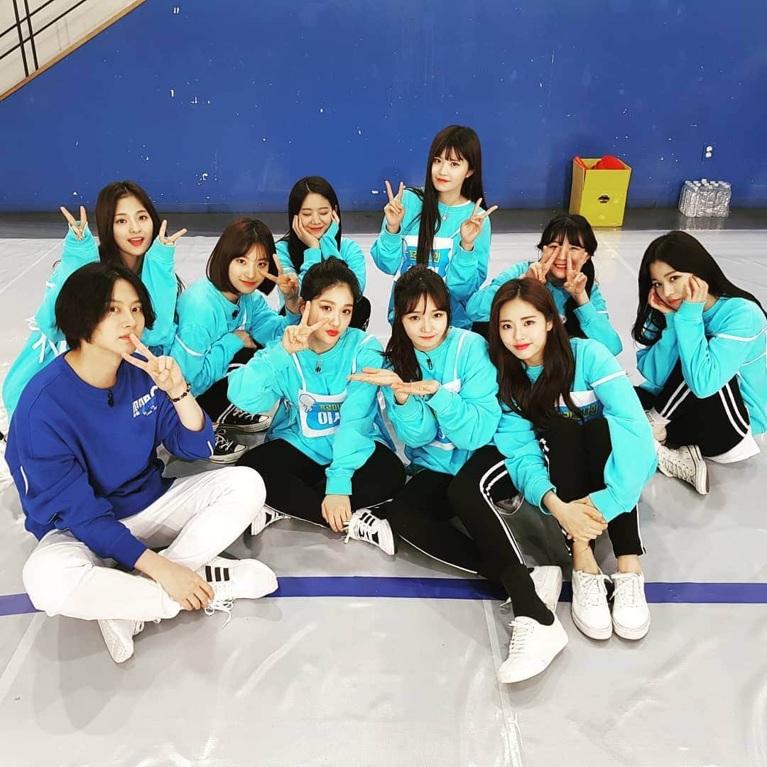 ヒチョルさんのインスタグラム写真 - (ヒチョルInstagram)「제자들과 함께..👨‍🏫👧👧👧👧👧👧👧👧👧 #슈퍼TV #fromis_9」4月5日 14時25分 - kimheenim