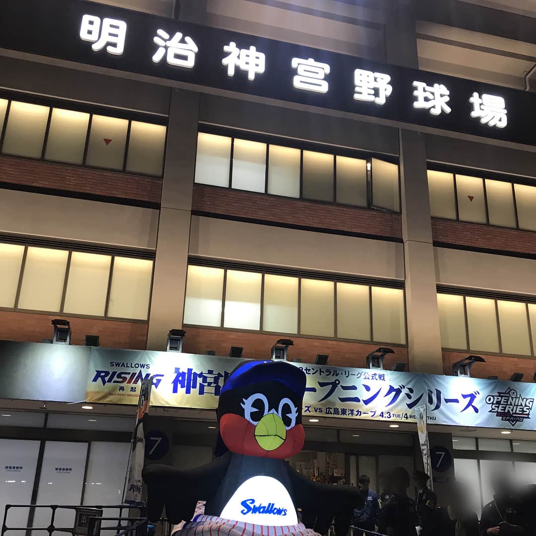 内田嶺衣奈さんのインスタグラム写真 - (内田嶺衣奈Instagram)「今シーズン、久々にCSプロ野球ニュースを担当させて頂くことになりました⚾︎ 担当曜日は木曜日です🤗 小澤アナと隔週で担当します！  昨日は今季初の神宮へ✨ ヤクルト対広島戦を観戦してきました！ ホームランが4本も〜！！ 目が離せない試合でした👀🔥 昨日はヤクルトが勝利し、たくさんの傘が元気に踊っていました☂️☂️☂️〃 ヤクルトの応援もカープの応援も、ファンの皆さんの熱気を肌で感じ、私も胸が高鳴りました！  果たして今日は…⭐️ #プロ野球 #神宮球場 #ヤクルト #カープ #つば九郎 #つばみちゃん #応援歌が覚えやすくてどちらの応援歌にもからだが揺れてしまう📣 #ただしリズム感がないのでだんだんズレていく…🙃」4月5日 14時40分 - reina.uchida