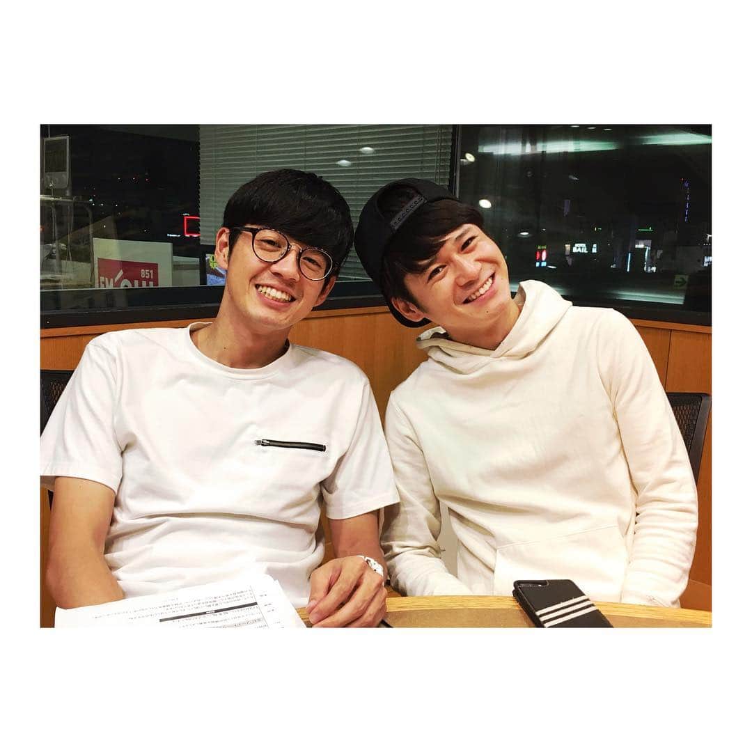 のインスタグラム：「FM OH!「よしもとラジオ高校〜らじこー」！いよいよ今夜✨トット先生の初授業です！いつもと違ったオープニングもお楽しみに😊✨ #らじこー #トット #初授業 #この後21時から #是非参加してください #仲良しトット #癒し」