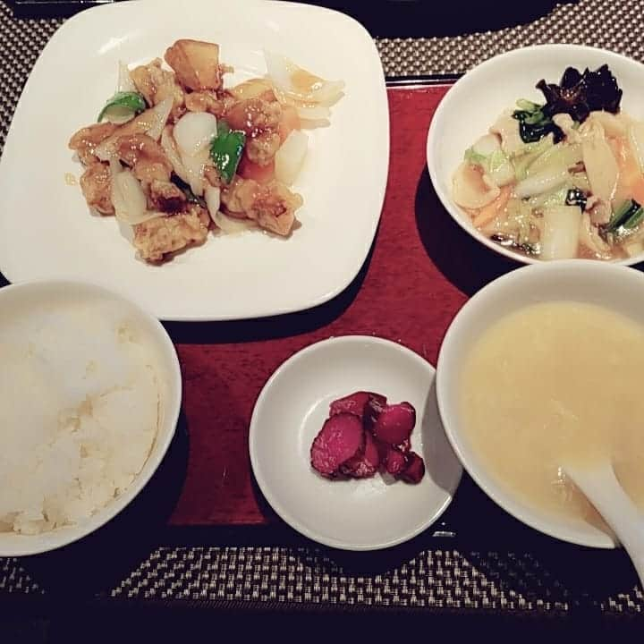 五十嵐サキさんのインスタグラム写真 - (五十嵐サキInstagram)「サキランチ😋🍴 #吉岡友見　ちゃん #小林ゆう　ちゃん　と #中華#ランチ #祇園四条 #ちんみん #私は #酢豚定食  #ご飯おかわりし放題 #もちろん#おかわり #酢豚　大好き #どこでも #あれば頼む #本日も #満腹 #よしもと祇園花月  #吉本新喜劇 #よしもと新喜劇 #五十嵐サキ」4月5日 16時02分 - saki_igarashi