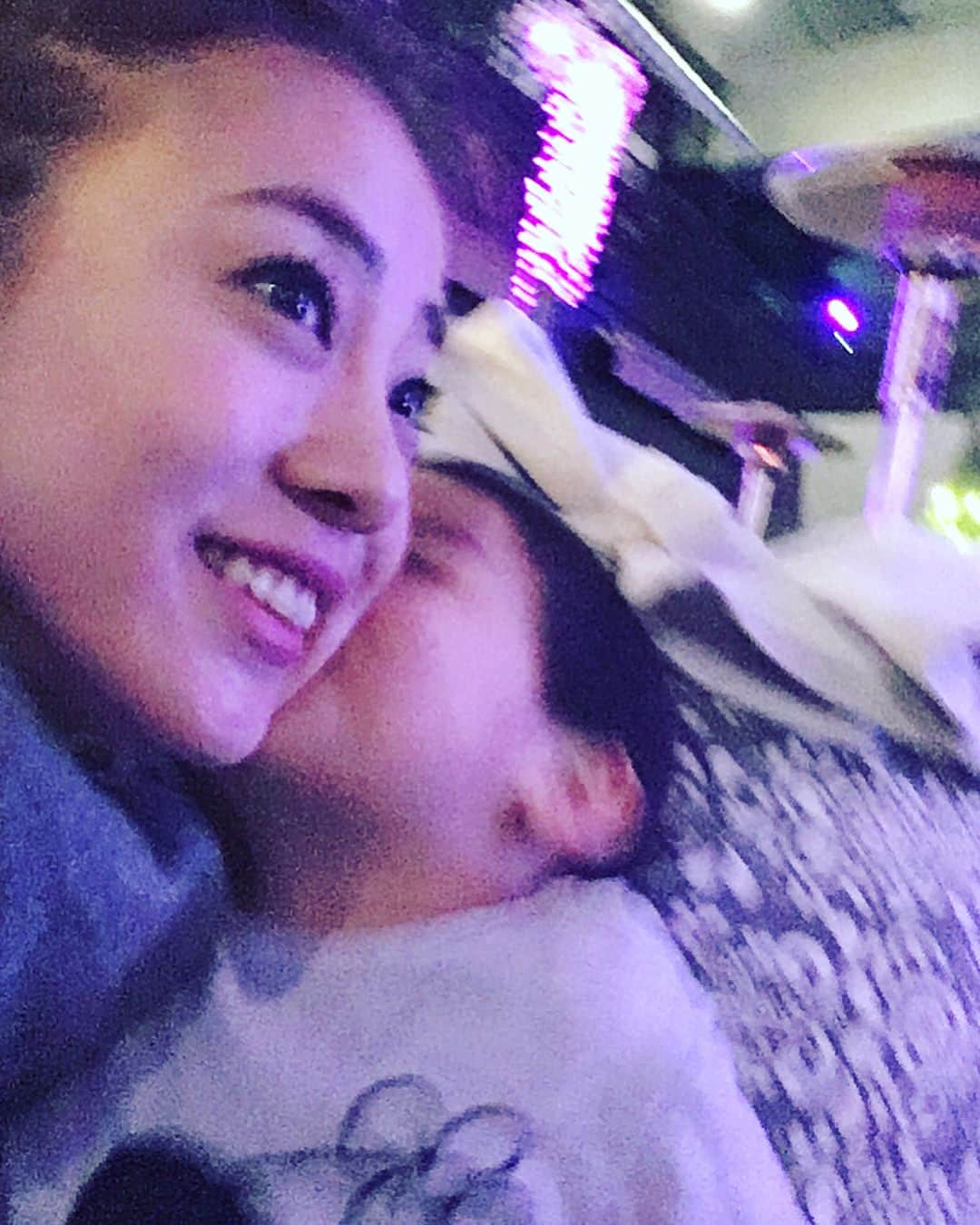 あびる優さんのインスタグラム写真 - (あびる優Instagram)「娘ちゃん🍀💕2歳11ヶ月、、という事で、2歳最後の1ヶ月に突入しました💋✨ 寝顔以外はすっかり子供になってきた娘😊大人の会話や仕草や感情等、ほぼほぼ理解してるし、色んな事をすぐに吸収してマネするので、夫婦での会話はもちろん友達との会話や仕草や行動も今まで以上に気をつけないと、と私自身も考えさせられ気をつけてます😅😂🤔 「ママ嫌いっ😤Yotsuha angry😡」とか、言われちゃう日もあるけど、最後は「ママだぁ〜いすき😘💕」って、ほっぺスリスリ、ハグハグちゅ〜ってしてくれます☺️笑 ママも大好きよ〜😍🍀 3歳のお誕生日、、どうしようかな😉🎂⁉️ #family#daughter#clover#smile#kiss#hug#cute#love#happy#家族#娘#愛娘#四葉のクローバー#笑顔#幸せハグ#ちゅー#仲良し#愛しい#大好き#2歳11ヶ月」4月5日 16時53分 - yuabiru74