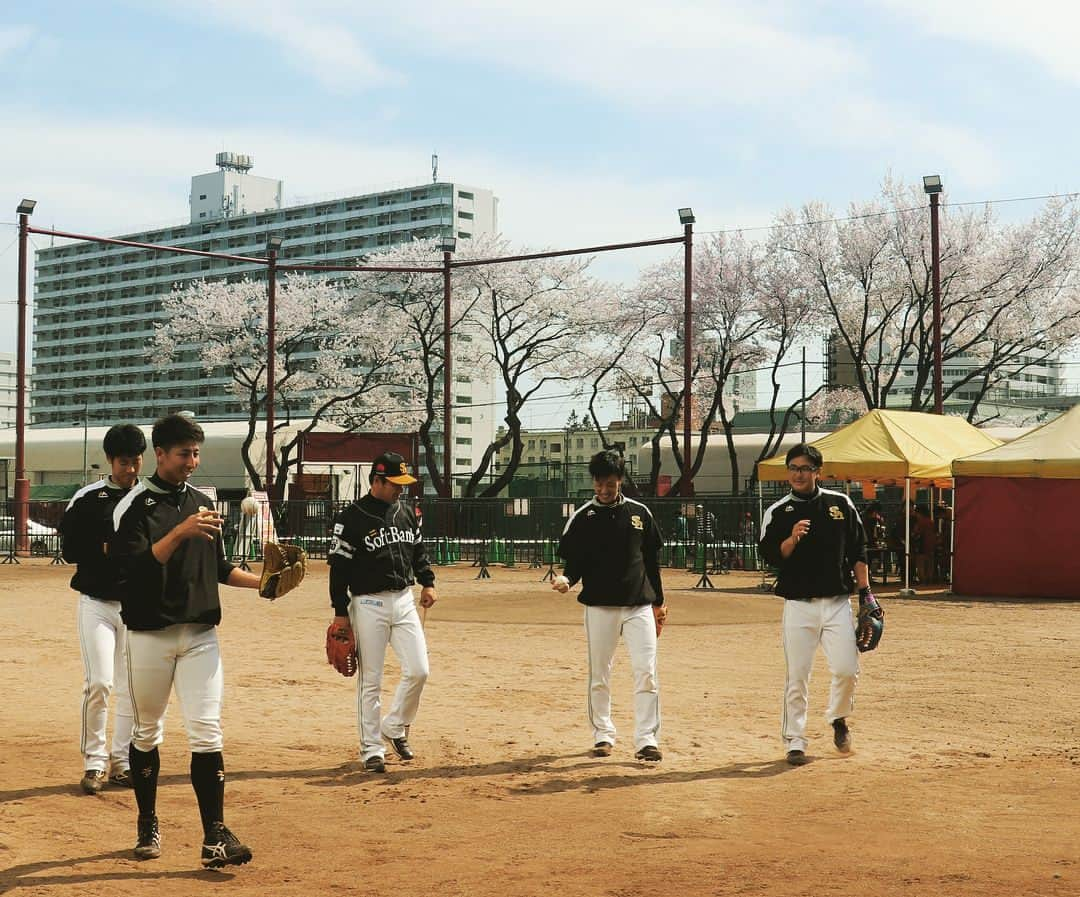 福岡ソフトバンクホークスさんのインスタグラム写真 - (福岡ソフトバンクホークスInstagram)「#practicephoto #楽天生命パーク宮城 #softbankhawks #ホークス #もう1頂！ #アップ中 #青空と桜と#外野手と #真顔と#真顔と#メガネボーイの笑顔 #打撃投手の#ウォーミングアップ #感謝の#シューズ磨き」4月5日 16時56分 - softbankhawks_official