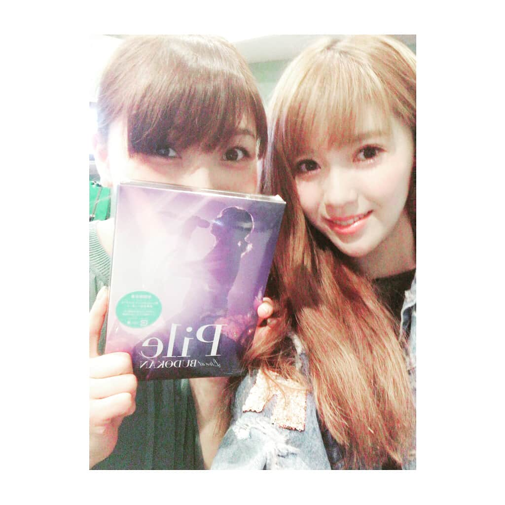 Pileさんのインスタグラム写真 - (PileInstagram)「一緒だったのでPile Live at BudokanのBlu-ray渡せたのー💗！ えみつんなりんごサインにかけて りんごの絵描いといたよ🖌 パイリンゴ？ リンゴパイ？  あっぷるぱいちゃん？ #Apple #ringo #りんご #林檎 #사과 #live #budokan」4月5日 17時25分 - pi_channnn52