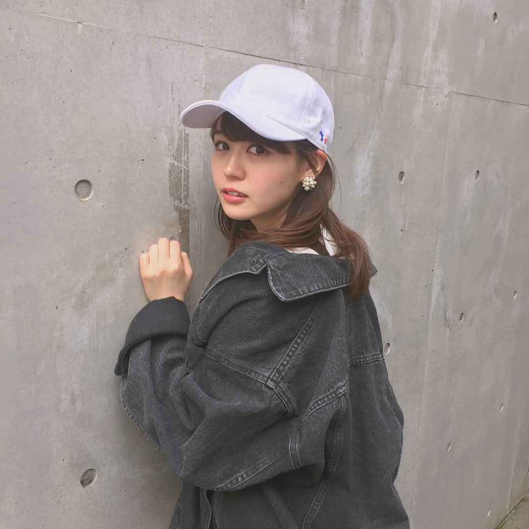 のインスタグラム：「・ 今日関東は少し寒いです😵❄️ 薄着してきちゃったので凍えてます😹 こないだほのちゃんが撮ってくれた写真🙇‍♀️💕 「壁とお友達」っていうテーマらしいです😂笑」