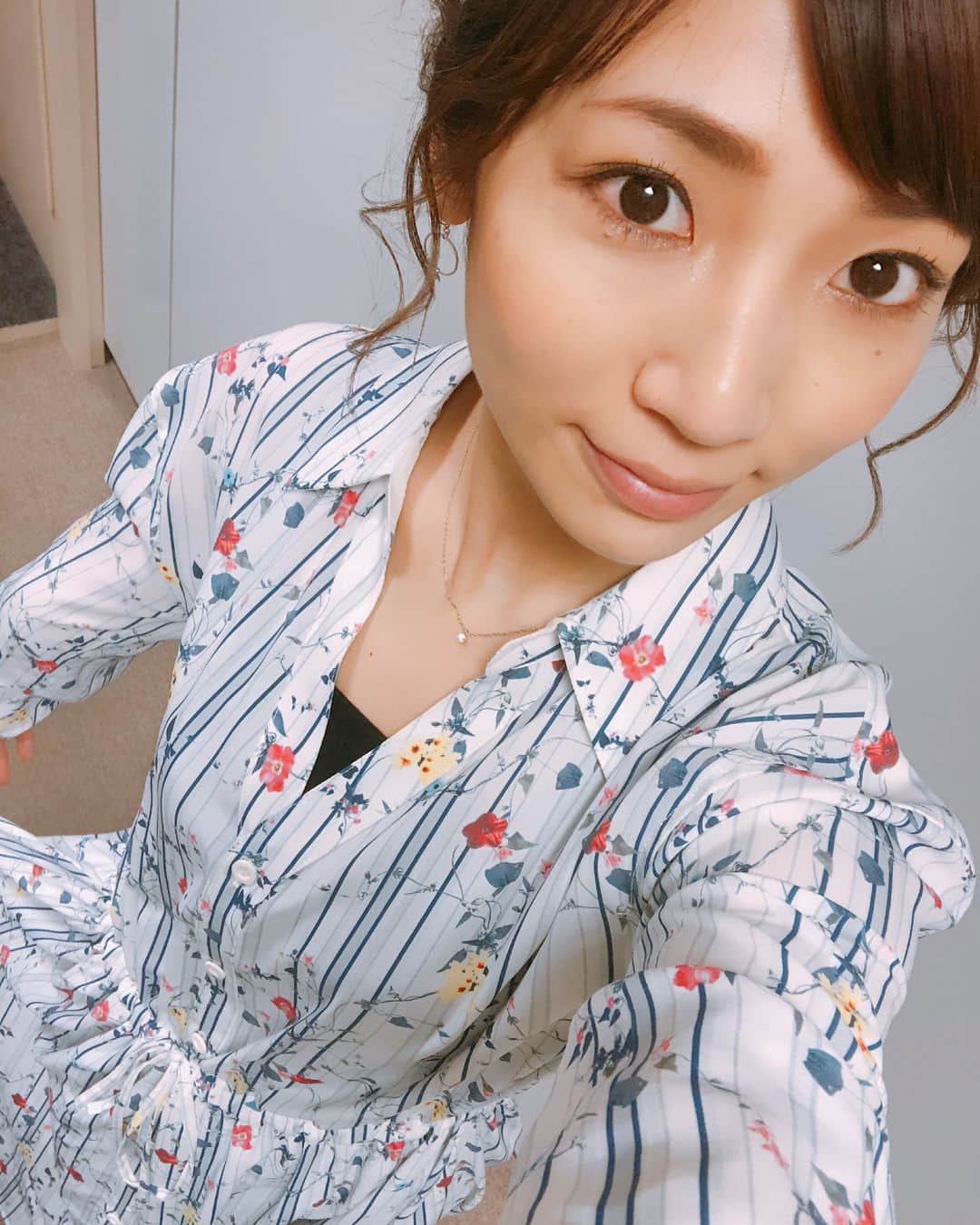 内田敦子さんのインスタグラム写真 - (内田敦子Instagram)「. 今朝の衣装と髪型。 . セットしてもらって 時間が経過してから撮ったからか、 私の身振り手振りが激しいからか、 よく見たら髪を留めてるピンが 取れそうになってますね…。 . メイクさんごめんなさい🙇‍♀️ . #衣装 #tonal #ヘアアレンジ #oha4」4月5日 17時38分 - atsuko_uchida1205