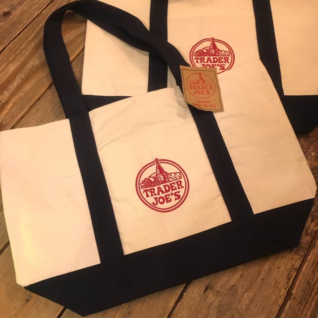 のインスタグラム：「Trader Joe's Tote bag🥕 * ロサンゼルスのスーパーマーケット、トレーダージョーズのエコバッグ🌽 厚手のキャンバス地でしっかりした造りです😁 普段のお出かけバッグに最適❣️シンプルなデザインなので、コーデにも合わせやすいですよ😆💡🌟 嬉しい外ポケット付き🐶 * WEBショップ掲載中 1944yen * * ⚠️インスタDMからのご注文は受け付けておりません。ご了承下さいませ🙇**➡️ 通販のご注文・商品のお問い合わせはこちら➡︎ メール✉️ kiarrystoys@nifty.com 電話☎️03-3314-3446 Webショップ💻http://kiarrys.ocnk.net/ . #kiarrys #キアリーズ #高円寺 #アメリカ #JUNK #アンティーク #antique #買取 #オモチャ買取 #TOY #vintage #ヴィンテージ #古着#advertisement#Advertising#アドバタイジング」