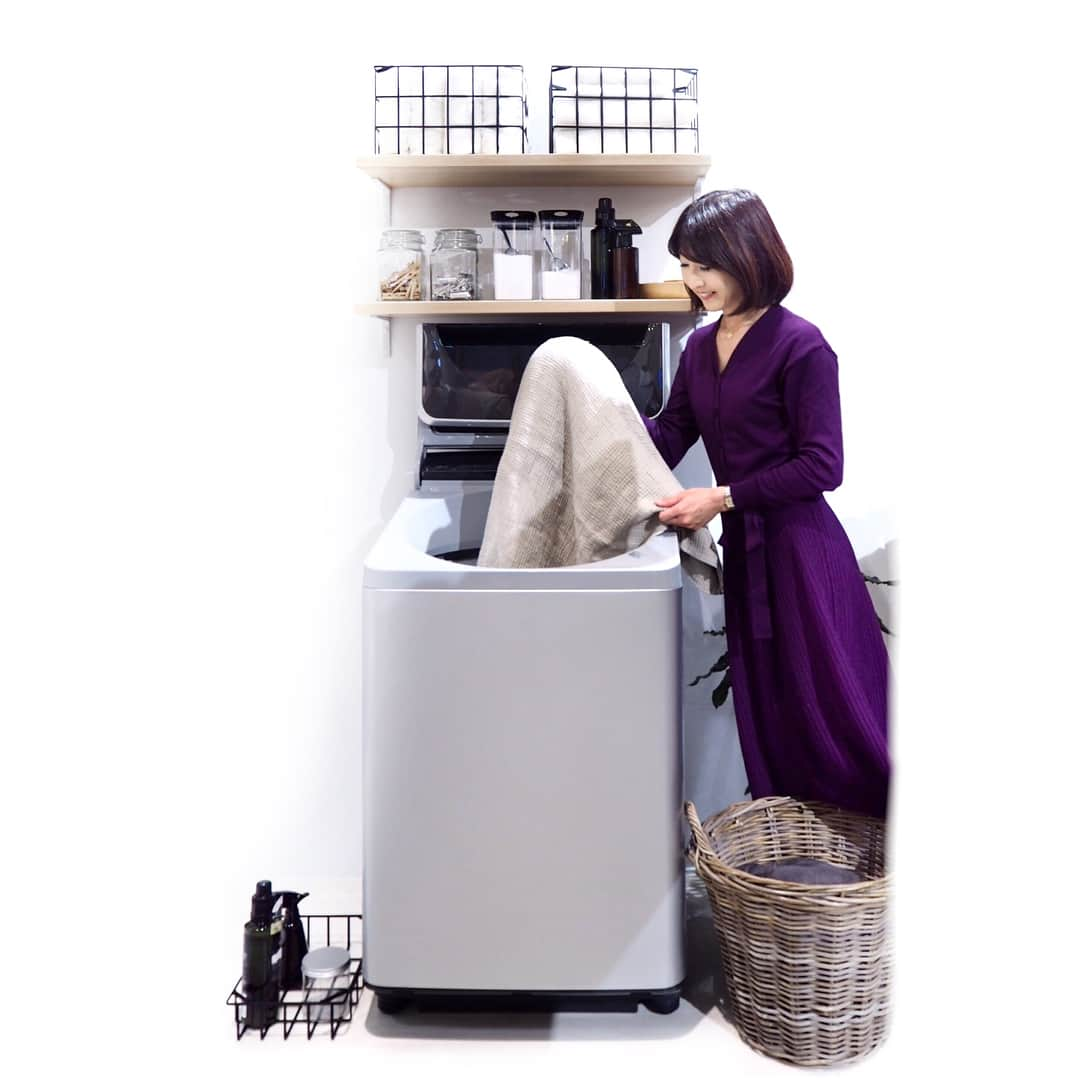 土屋香織さんのインスタグラム写真 - (土屋香織Instagram)「Washing machine 👗👔✨ . 高機能でとてもお洒落な縦型洗濯機💕 Panasonic 温水泡洗浄W👚👖🌀✨ . 今までドラム式にしかなかったパナソニックさんの温水洗浄が、縦型洗濯機にも搭載されたものが登場❣️ 洗浄力の高い縦型で、さらに温水洗浄って 素晴らしすぎる💕 襟口の皮脂だったり、部活の洗濯物や、食べこぼしのお洋服やランチョンマットなんかもしっかりキレイになりそう✨ ドラム式のような大きな投入口だから、たくさんの洗濯物を入れられて出し入れも楽👏 乾燥機能も付いているとのことで、次は我が家も縦型洗濯機にしようかなぁと思いました。って言うかこれが欲しい🤤💕 . 2枚目の動画はなんと❣️ 可愛すぎる縦型洗濯機のアイシングクッキーなの😍 しゅわしゅわドリンクは洗濯機をイメージ🥤💕 . #石井佳苗 さんのインテリアスタイリングが素敵でした✨ . #温水泡洗浄 #パナソニック #Panasonic . #洗濯機 #縦型洗濯機 #おしゃれ家電 #家電好き #instalifestyle #lifestylegram #instamommy #mommygram #inspo  #家事シェアでゆとり #Panasonic #パナソニックのある生活 #丁寧な暮らし #暮らしを楽しむ #おうち #シンプルライフ #日々の暮らし #washingmachine #家事 #洗濯 #洗濯物 #収納 #インテリア #白物家電 #mery #locari #titivate」4月5日 18時29分 - kaorintsuchiya