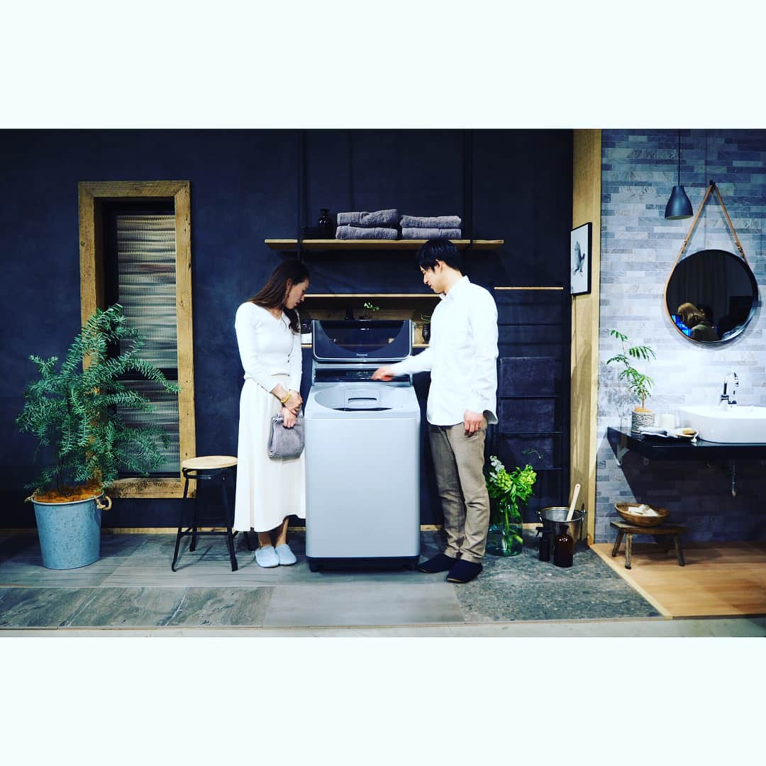 土屋香織さんのインスタグラム写真 - (土屋香織Instagram)「Washing machine 👗👔✨ . 高機能でとてもお洒落な縦型洗濯機💕 Panasonic 温水泡洗浄W👚👖🌀✨ . 今までドラム式にしかなかったパナソニックさんの温水洗浄が、縦型洗濯機にも搭載されたものが登場❣️ 洗浄力の高い縦型で、さらに温水洗浄って 素晴らしすぎる💕 襟口の皮脂だったり、部活の洗濯物や、食べこぼしのお洋服やランチョンマットなんかもしっかりキレイになりそう✨ ドラム式のような大きな投入口だから、たくさんの洗濯物を入れられて出し入れも楽👏 乾燥機能も付いているとのことで、次は我が家も縦型洗濯機にしようかなぁと思いました。って言うかこれが欲しい🤤💕 . 2枚目の動画はなんと❣️ 可愛すぎる縦型洗濯機のアイシングクッキーなの😍 しゅわしゅわドリンクは洗濯機をイメージ🥤💕 . #石井佳苗 さんのインテリアスタイリングが素敵でした✨ . #温水泡洗浄 #パナソニック #Panasonic . #洗濯機 #縦型洗濯機 #おしゃれ家電 #家電好き #instalifestyle #lifestylegram #instamommy #mommygram #inspo  #家事シェアでゆとり #Panasonic #パナソニックのある生活 #丁寧な暮らし #暮らしを楽しむ #おうち #シンプルライフ #日々の暮らし #washingmachine #家事 #洗濯 #洗濯物 #収納 #インテリア #白物家電 #mery #locari #titivate」4月5日 18時29分 - kaorintsuchiya