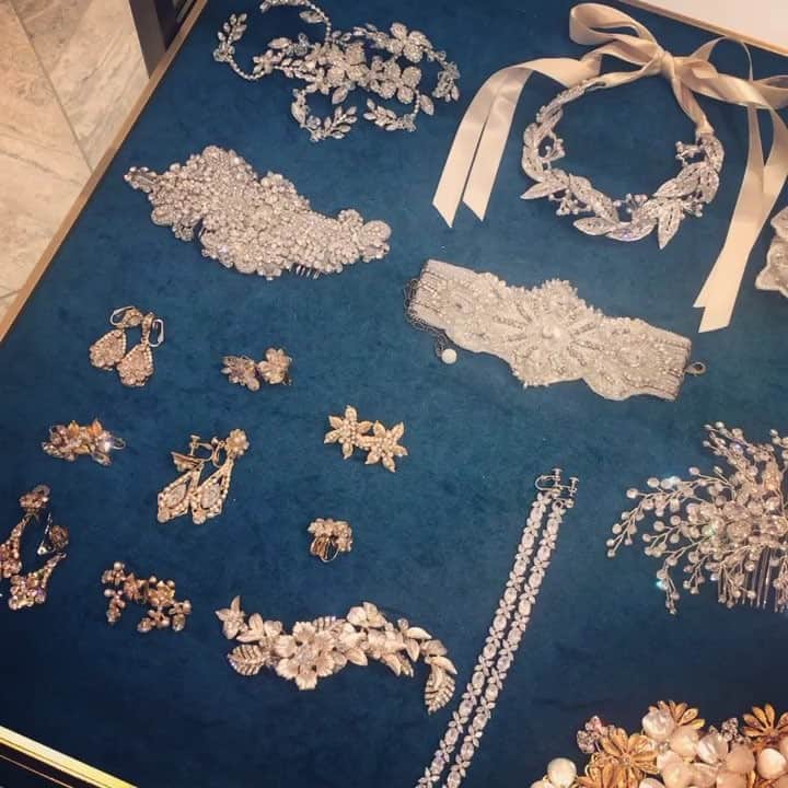 ngh_weddingboutiqueのインスタグラム：「・ ニューヨークのブライダルマーケットでのトレンドを押さえたWedding Boutiqueのアクセサリーは、お客様が思い描くウエディングのイメージやテーマから、トータルでスタイリングした時に、オシャレで可愛く出来るものをセレクトしています。 ・ お打合せでは、お客様の思いを伺いながらコーディネートしていきます。 スタイリングにお悩みの花嫁様は、ぜひご相談ください。 ・ ・ 《ご試着予約・商品に関するお問い合わせ先》 📞092-739-1141 📧wb-contact@ffines.jp #ngh_weddingboutique  #accessory#wedding#colordress#weddingdress」