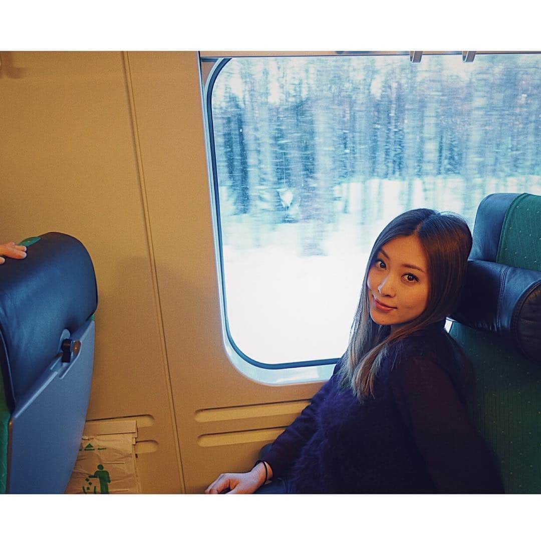 辰巳奈都子さんのインスタグラム写真 - (辰巳奈都子Instagram)「電車大好き鉄子たつみです。 これはフィンランドの電車🚃  #jr ならぬ、#vr というフィンランド国鉄。  ずっと、映画か！っていう景色が続いてました。  春が来たというのに 全然フィンランド写真のアップが追い付きません。  ポカポカしてるのに 完全防寒の写真とかアップするけど、 ご容赦ください🙇🏼‍♀️ I really like to ride train.This picture is the train of F inland.This is known VR not JR.Scenery spread like a movie.I can't keep up to upload pic of Finland even though spring has come💦I might upload to pic perfect cold protection although feeling warm so please pardon me.  #railway  #rovaniemi  #trip #travel #traveling  #finland #train  #フィンランド #鉄ヲタ」4月5日 21時23分 - tatsumi_natsuko