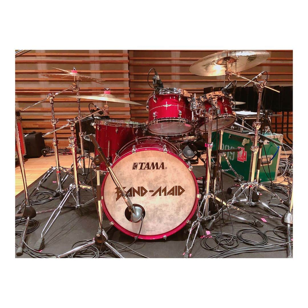 廣瀬茜さんのインスタグラム写真 - (廣瀬茜Instagram)「【⭐︎ご報告⭐️】 この度、TAMA Drumsとエンドース契約を結ばせていただきました！！ . 私の新しいパートナーは、STAR Bubingaです🥁★ . 初めて叩いた時に、今のBAND-MAIDサウンドを支えてくれるのはこの子だ！と一発でビビっときました。 . 家に帰ってからもずっとSTAR Bubingaの音が忘れられず、何度も何度も叩かせてもらいに行きました。そこからもうSTAR Bubingaの虜です。 . セットのカラーは、大好きな赤色にゴールドのラメを入れていただき、上品なキラキラになるよう作っていただきました！私のこだわりが詰まったオリジナルカラーです❣️ . ちなみにこの色は、新世紀エヴァンゲリオンの「惣流・アスカ・ラングレー」をイメージしてオーダーしました。笑 . 音も色も大大大満足な自慢のセットです✨ . この子と共に精進します！ 末永くよろしくお願いいたします！ ！  #TAMA #drums #bandmaid」4月5日 23時51分 - akane_bandmaid