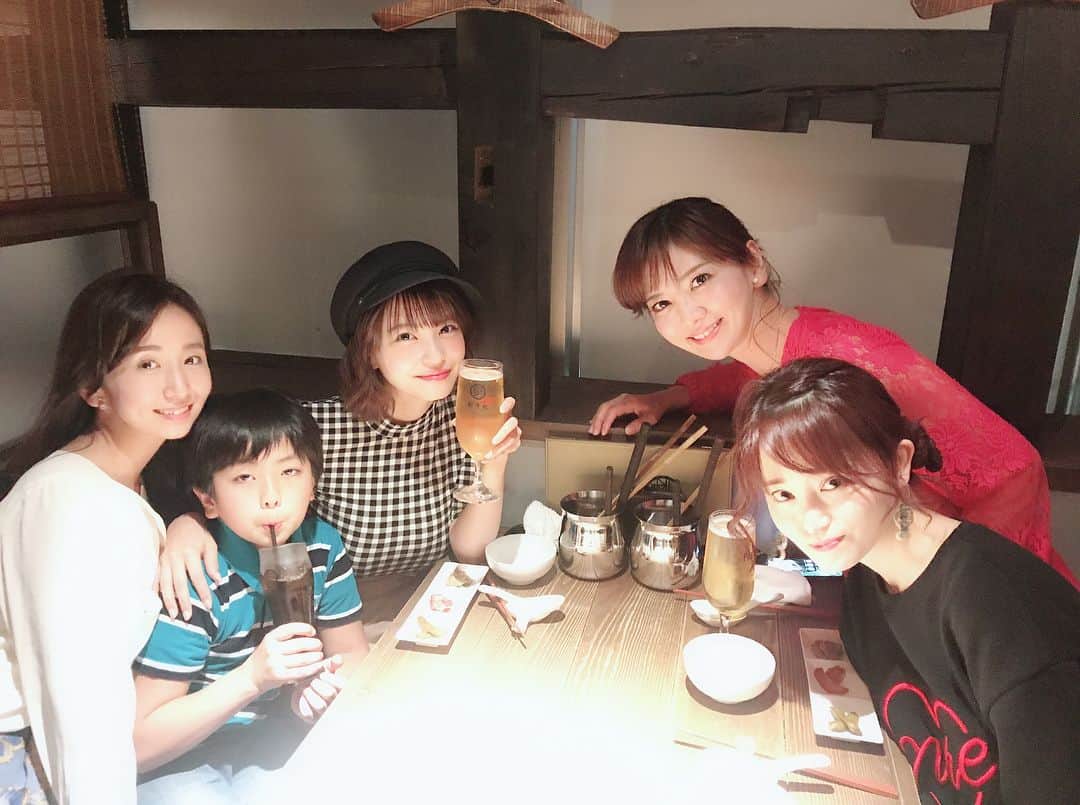 岸明日香さんのインスタグラム写真 - (岸明日香Instagram)「まっちーの誕生日を、亜紀ねぇ、えみち、亜紀ねぇの娘のまおたんとお祝いしたよ♥️ ケーキサプライズだよって言ってるのにまおたんが、まっちーだけ知らないことがあるよ！とかローソク何本たてる？とか横からめっちゃ聞いてきてかわいすぎて愛おしすぎてこちょこちょ攻撃しまくったった🤤♥️♥️笑  皆、だーいすき😍  #岡部磨知 #やなざわ亜紀 #小野恵美」4月6日 1時11分 - aspoo02