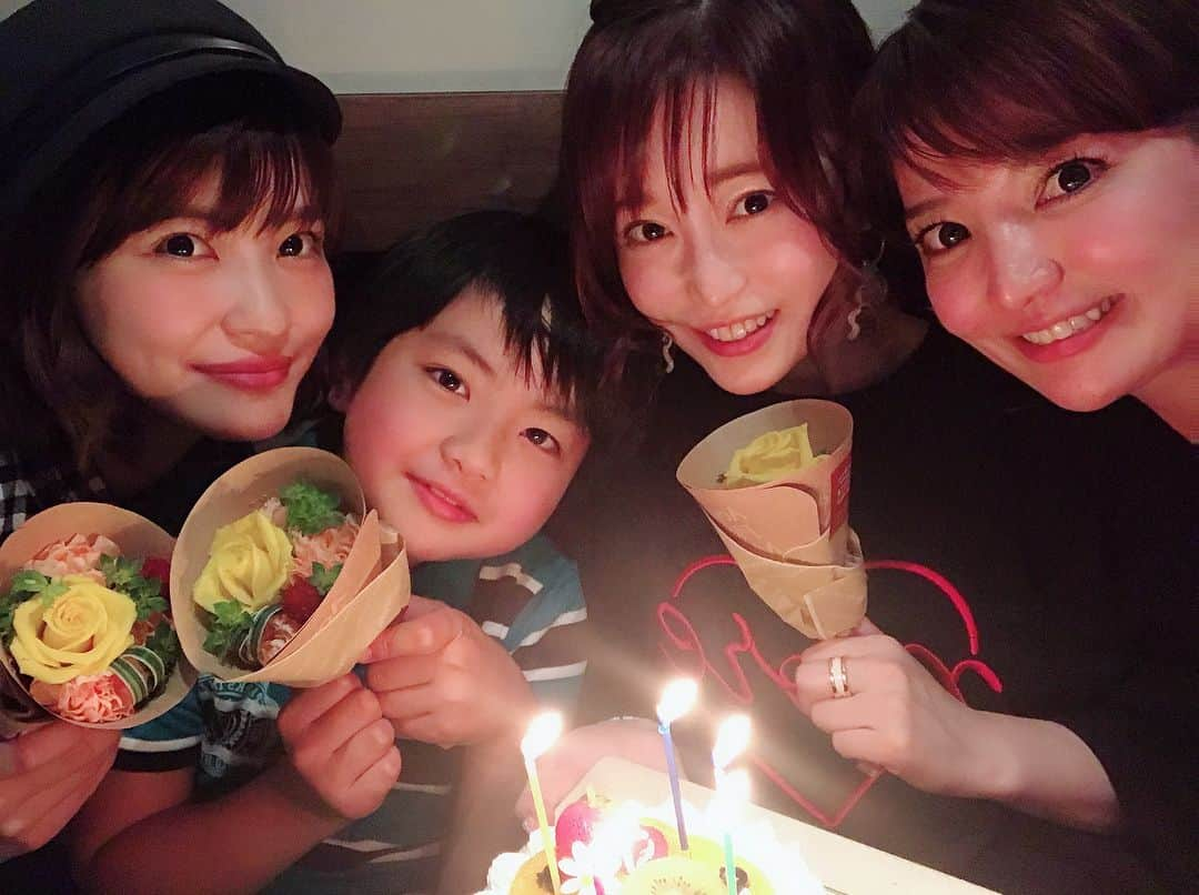 岸明日香さんのインスタグラム写真 - (岸明日香Instagram)「まっちーの誕生日を、亜紀ねぇ、えみち、亜紀ねぇの娘のまおたんとお祝いしたよ♥️ ケーキサプライズだよって言ってるのにまおたんが、まっちーだけ知らないことがあるよ！とかローソク何本たてる？とか横からめっちゃ聞いてきてかわいすぎて愛おしすぎてこちょこちょ攻撃しまくったった🤤♥️♥️笑  皆、だーいすき😍  #岡部磨知 #やなざわ亜紀 #小野恵美」4月6日 1時11分 - aspoo02