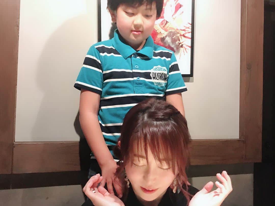 岸明日香さんのインスタグラム写真 - (岸明日香Instagram)「まっちーの誕生日を、亜紀ねぇ、えみち、亜紀ねぇの娘のまおたんとお祝いしたよ♥️ ケーキサプライズだよって言ってるのにまおたんが、まっちーだけ知らないことがあるよ！とかローソク何本たてる？とか横からめっちゃ聞いてきてかわいすぎて愛おしすぎてこちょこちょ攻撃しまくったった🤤♥️♥️笑  皆、だーいすき😍  #岡部磨知 #やなざわ亜紀 #小野恵美」4月6日 1時11分 - aspoo02