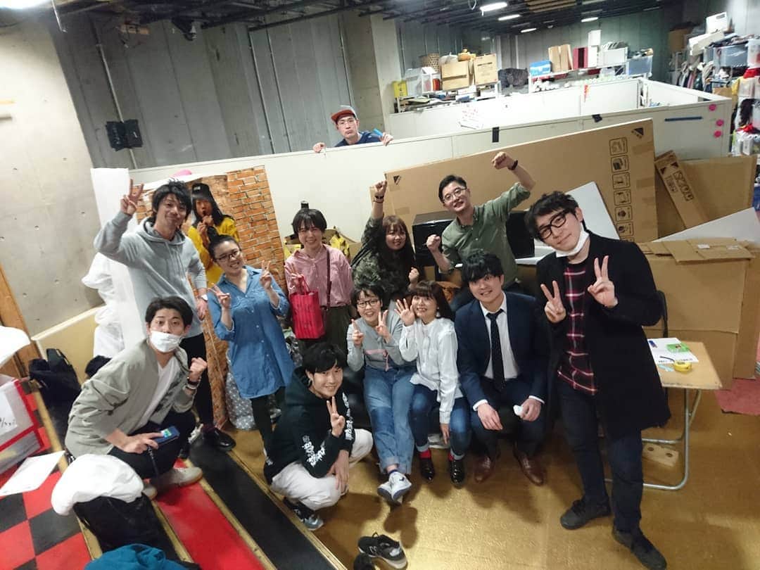 山田愛実のインスタグラム：「. . ヨシモト∞ホール卒業しました。 13期は、ケイさんこやつゆきえちゃんたつろうくん武藤を置いていきます。 . #ヨシモト無限大ホール #卒業 #同期で集合写真 #何人かいない #ありがとうございました #これからもよろしくお願いします .」