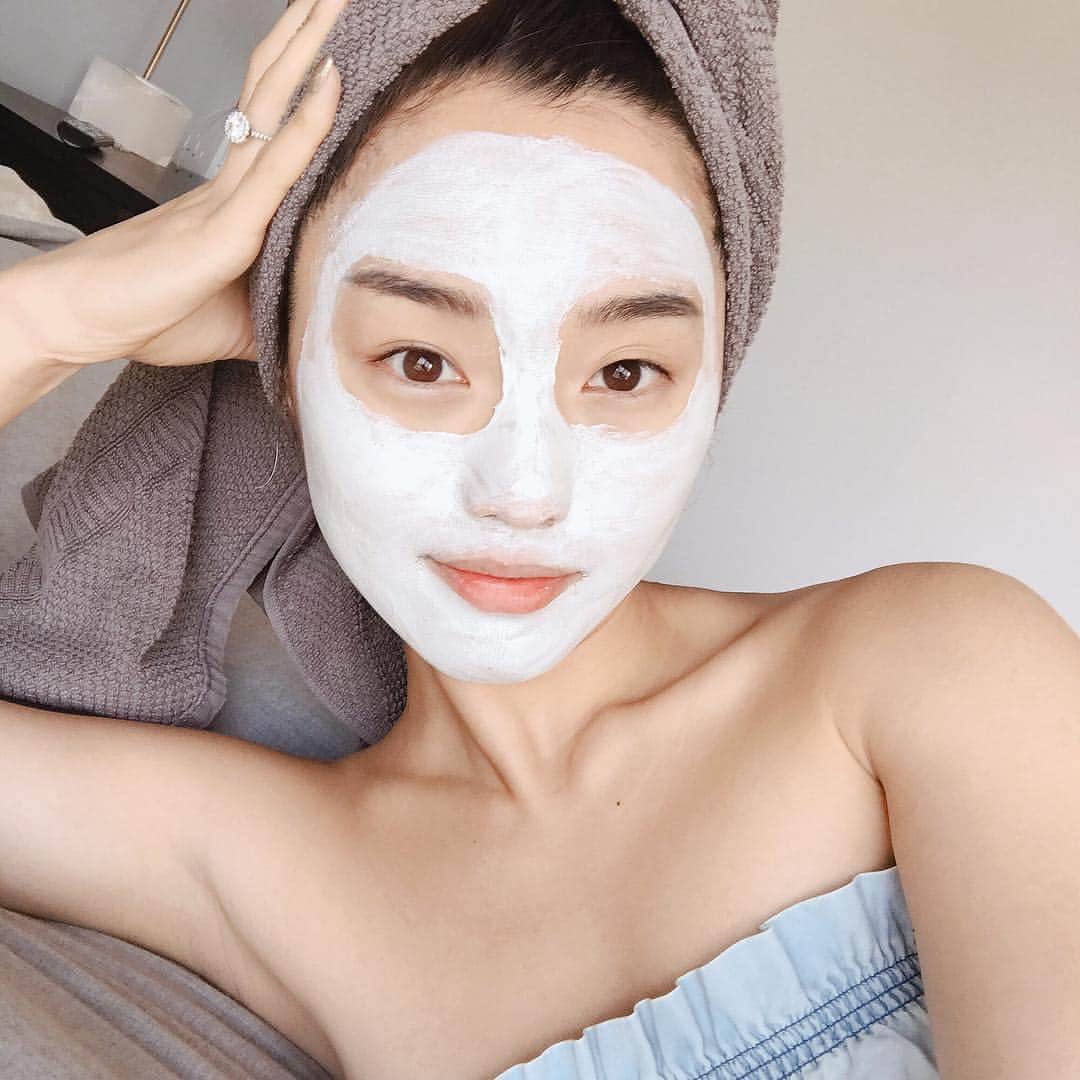 Jenn Imさんのインスタグラム写真 - (Jenn ImInstagram)「A clay mask that’s not drying or tight? Found it! This silky souffle mask from @blissworld is everything. Pore Patrol™ Mask deeply cleanses skin and minimizes the look of pores.  Love a good mask that detoxifies + gently exfoliates. Now available at Target! #BlissBestie #Ad」4月6日 2時28分 - imjennim