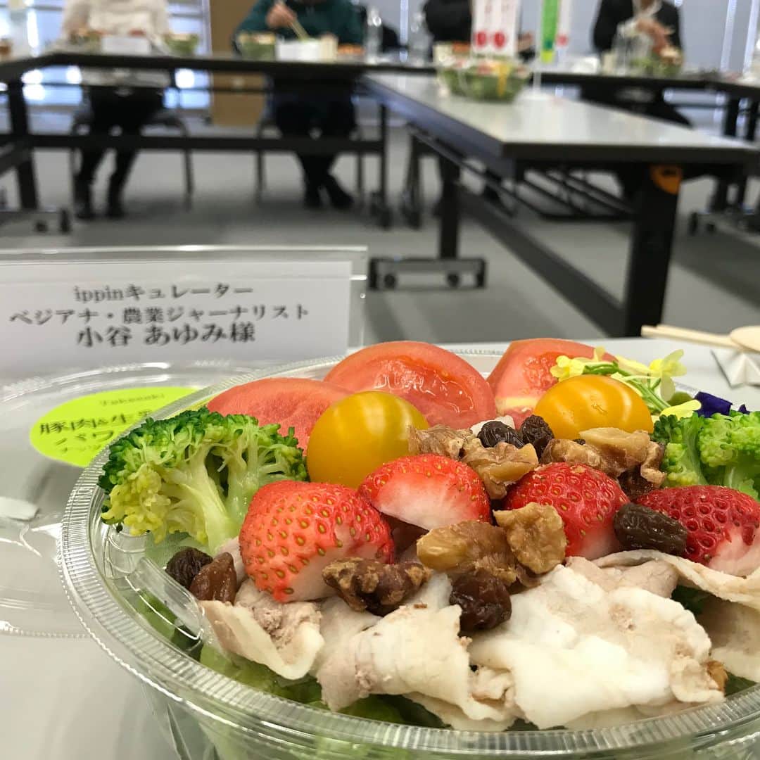 小谷あゆみのインスタグラム：「#高崎そだちの 野菜と #エディブルフラワー いちごや豚肉もたっぷりの #パワーサラダ まもなく高崎市の各店で販売始まります！ 3月、高崎市役所で開かれた開発会議に参加してきました。 エディブルフラワー🌸といちご🍓に取り組む #のぶさわ農園  さん！ 信澤京美さんがキラキラときめきながら生産する様子を見学〜 いちご収穫三輪車にも乗せていただきましたー！ 高崎そだち 野菜パワーサラダは近日発売❗️ 食べれば食べるほど〜〜ヘルシーおいしぃ〜〜♡ #高崎市 #ippin」
