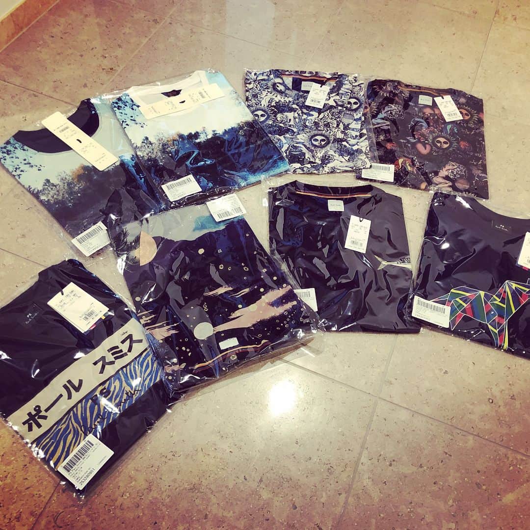 HIKAKINのインスタグラム：「春物ポールスミスTシャツ大人買い😎」